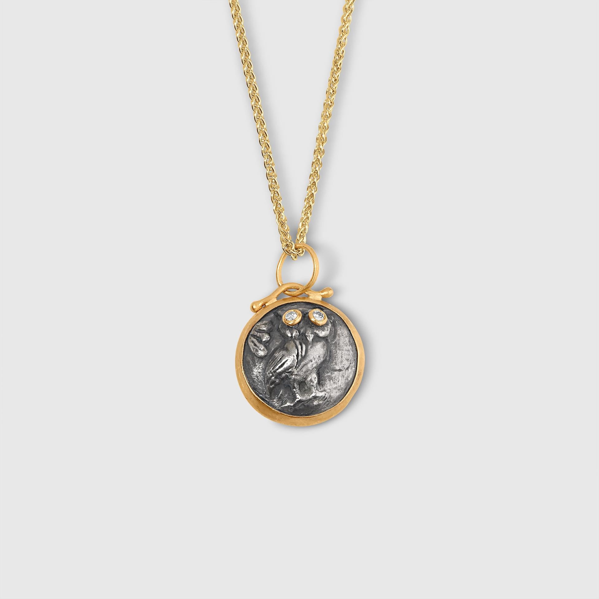 Taille ronde Athena''s Owl with Diamond Eyes, collier pendentif à breloque à pièces de monnaie en or 24 carats, SS en vente