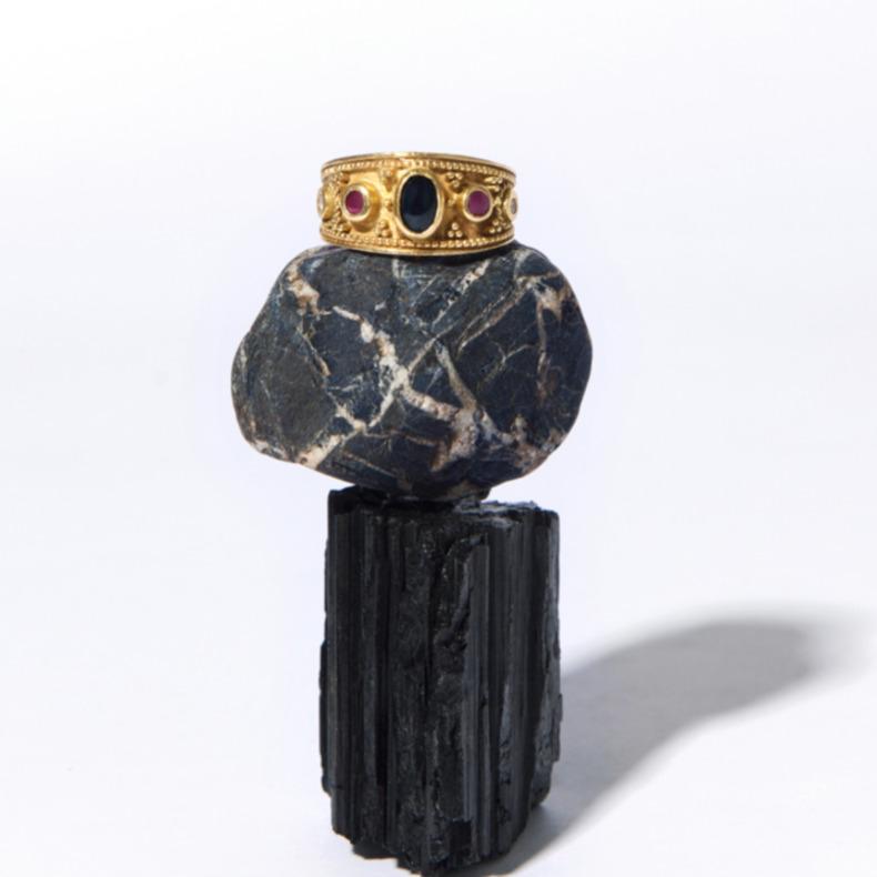 En vente :  Bague Athenas en or 18 carats avec saphir central, rubis et diamants 3