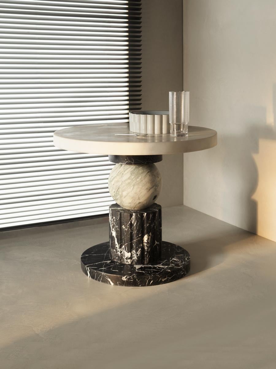 Matériaux : Marbre Nero, Bianco & Fiore
Dimensions : Ø60 x H 50cm/Ø23.6 x H 19.7in

Le marbre est un matériau naturel, l'apparence de chaque pièce peut varier légèrement. Ce ne sont pas des défauts, mais des détails qui rendent chaque achat