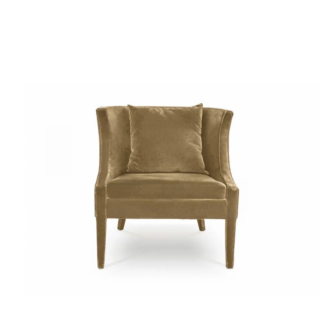 Una marca de elocuencia y arte. Se rumorea que esta Silla Athina está hecha para hacerte sentir que el mundo es tuyo. Con un increíble trabajo artesanal y elegantemente elaborada en fino terciopelo y tela, esta Silla Athina crea ondas de sofisticada