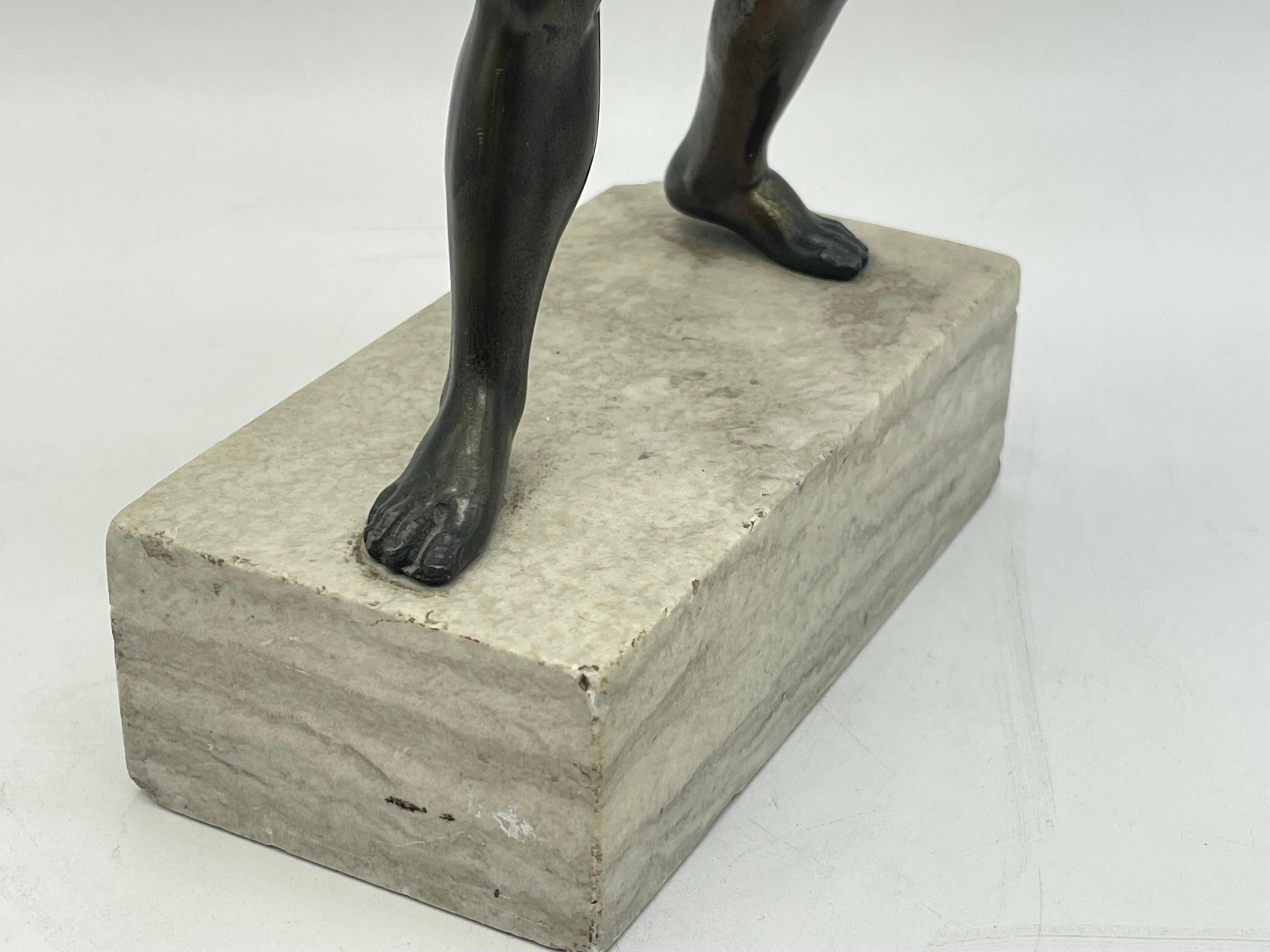 Athletic Bronze-Krieger-Skulptur eines Kriegers auf Marmorsockels, griechische Figur mit Schild im Angebot 7