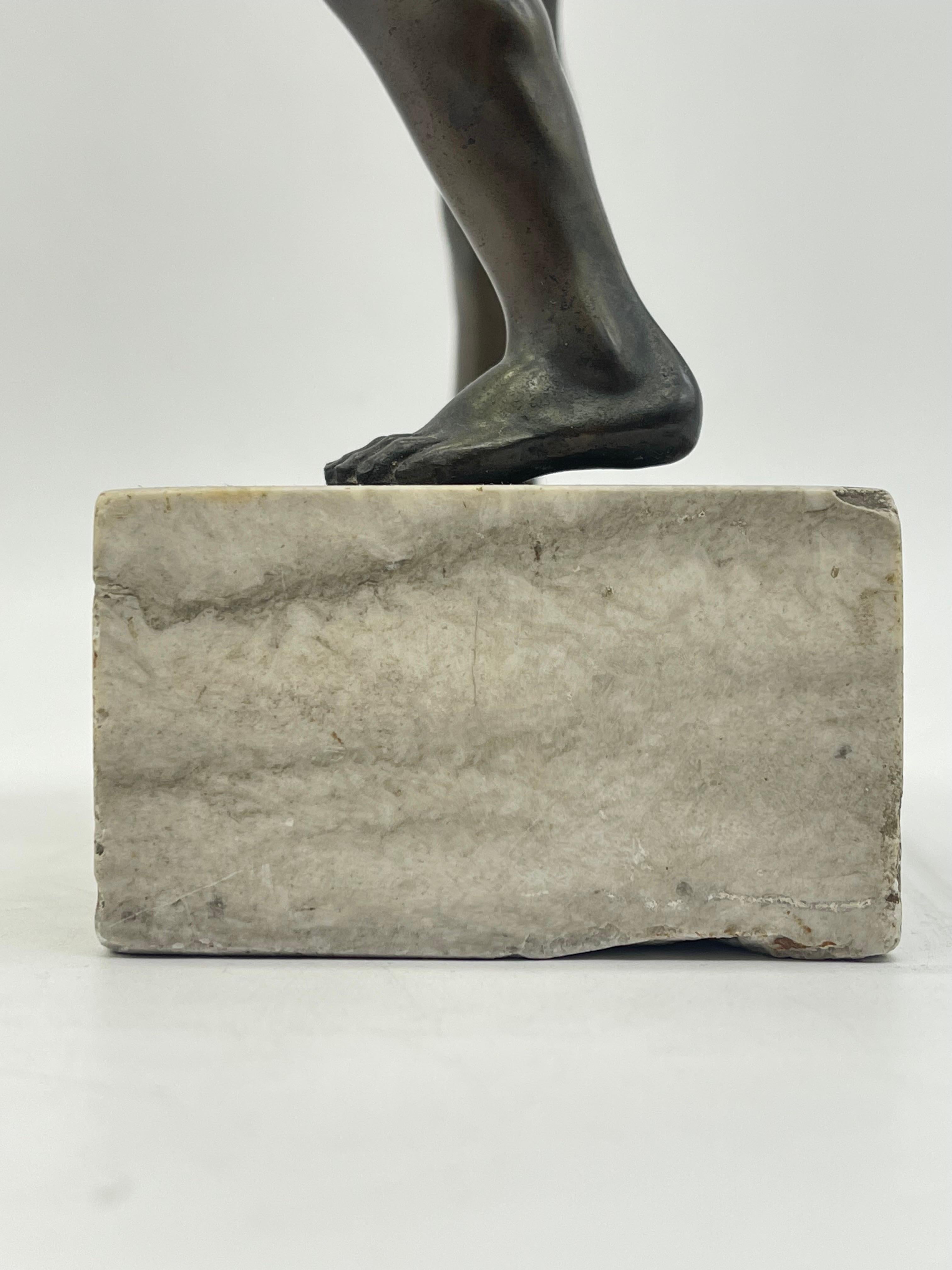 Athletic Bronze-Krieger-Skulptur eines Kriegers auf Marmorsockels, griechische Figur mit Schild im Angebot 9