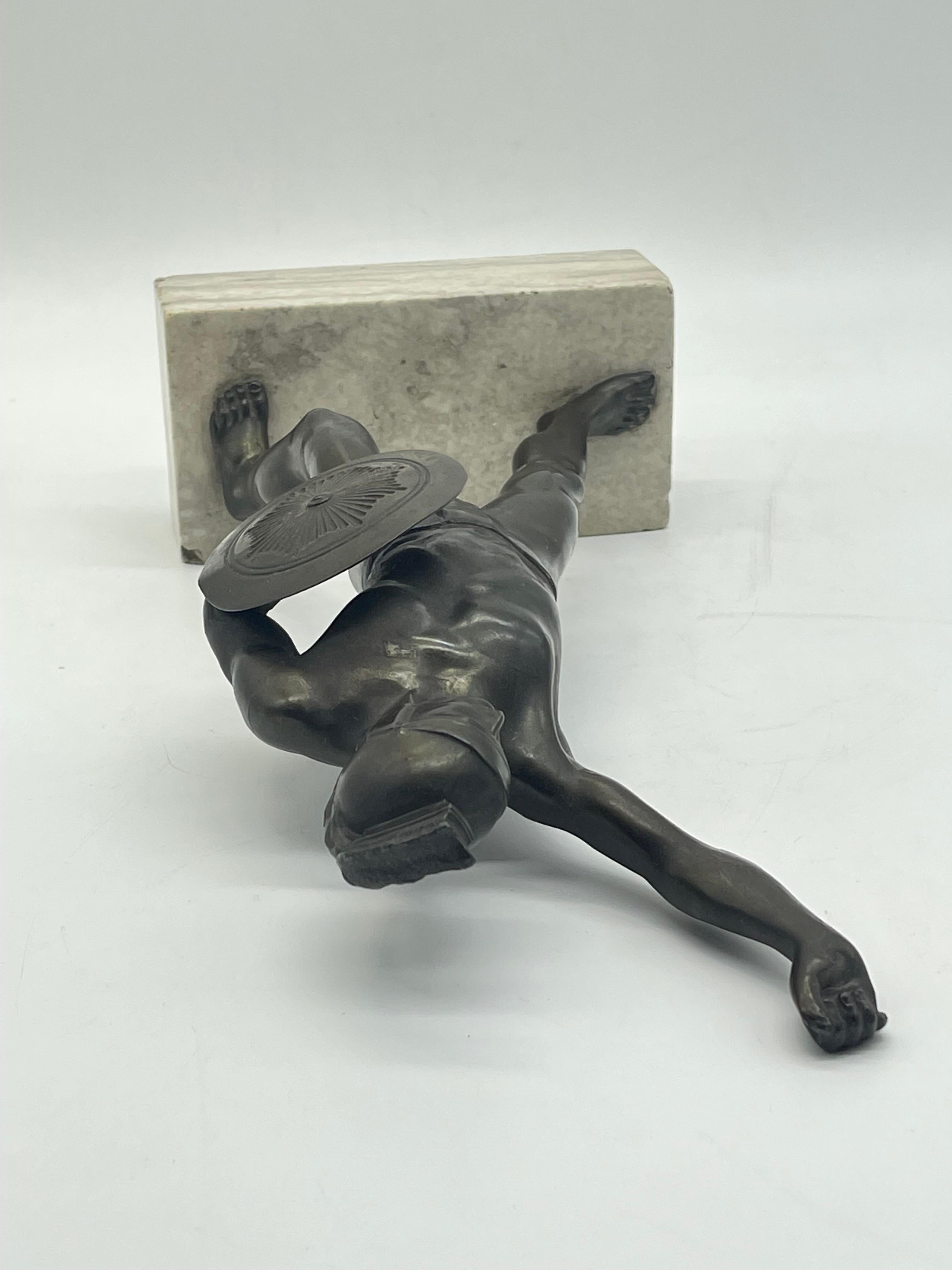 Athletic Bronze-Krieger-Skulptur eines Kriegers auf Marmorsockels, griechische Figur mit Schild im Angebot 10