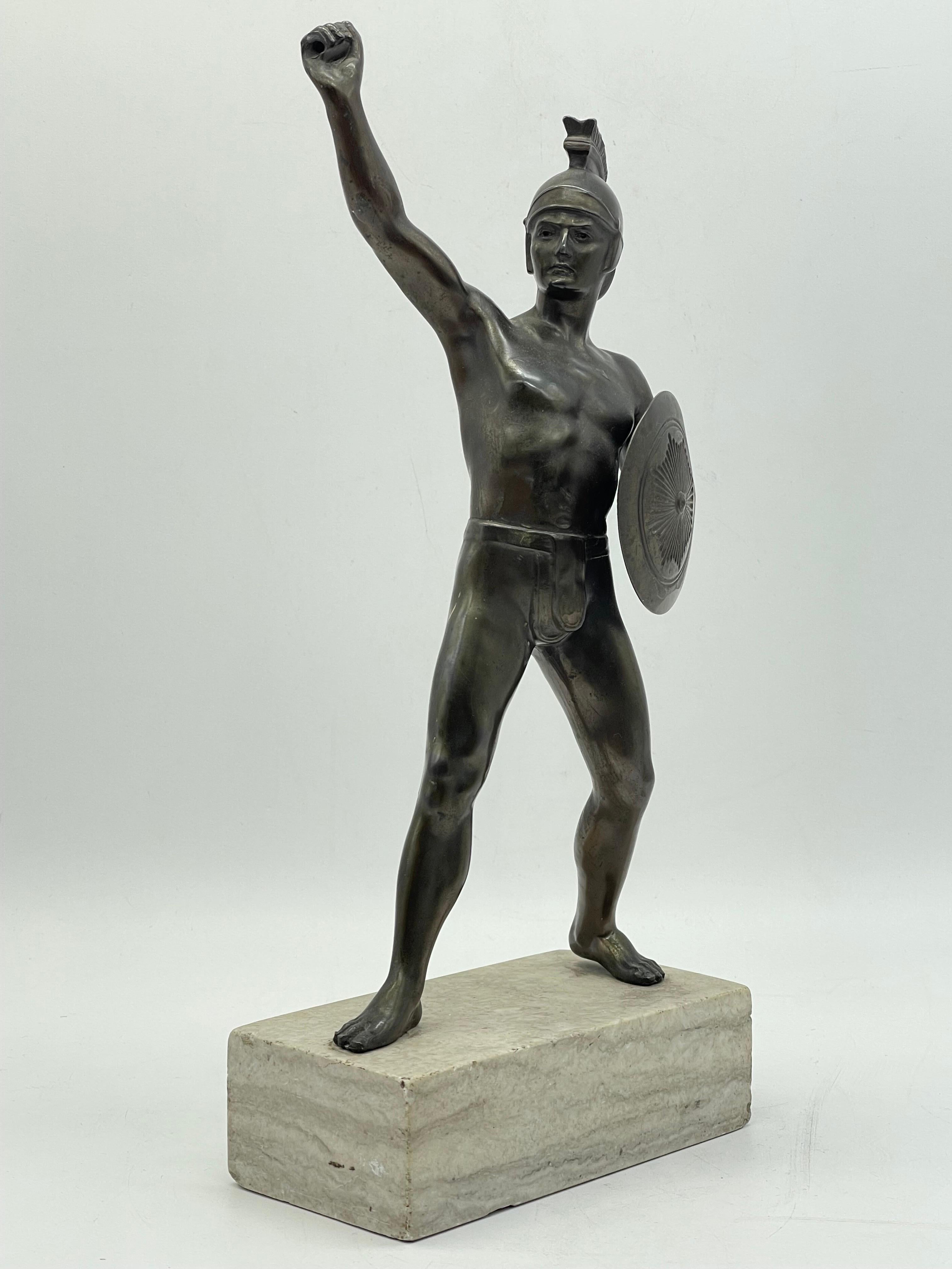Athletic Bronze-Krieger-Skulptur eines Kriegers auf Marmorsockels, griechische Figur mit Schild

Athletische griechische Bronzeskulptur eines Kriegers / Figur mit Schild

Auf mit Marmorsockel 

Der Zustand ist auf den Bildern zu sehen.