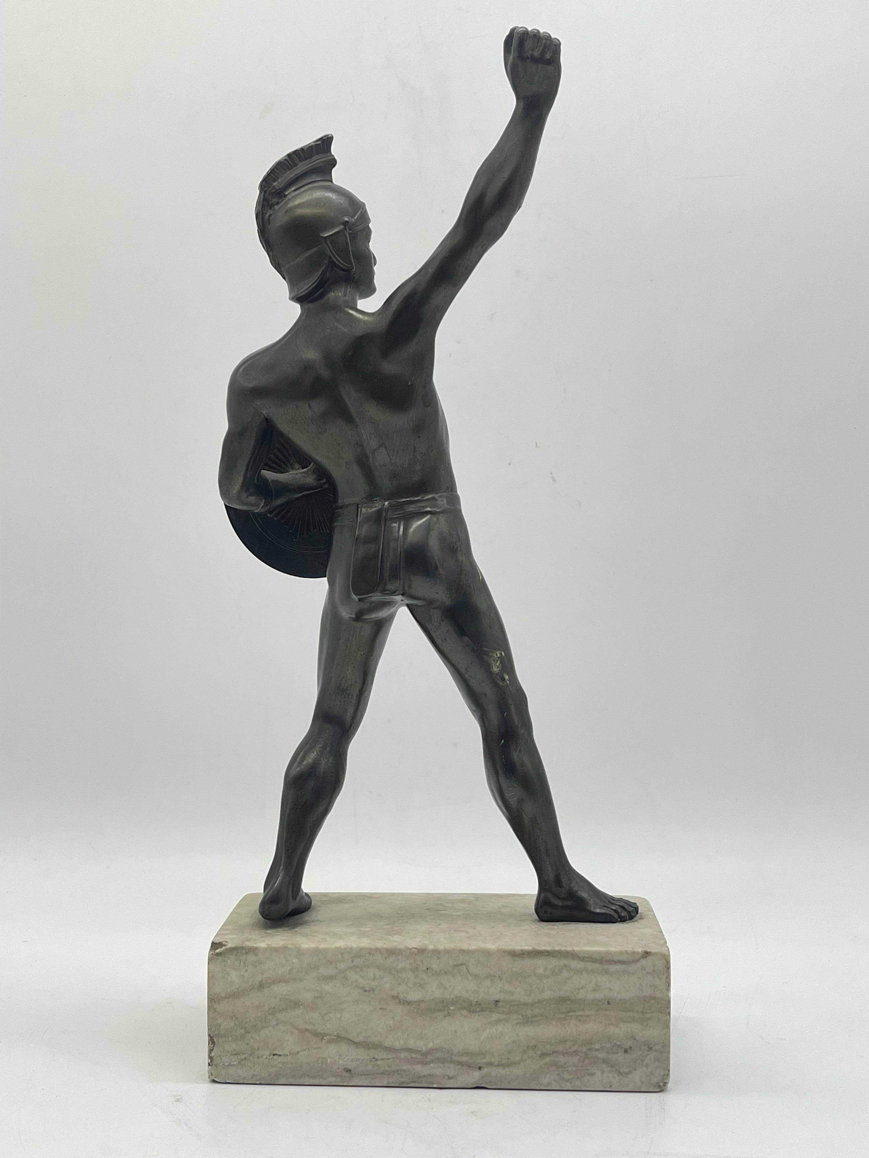 Escultura guerrera atlética de bronce sobre base de mármol Figura griega con escudo Bronce