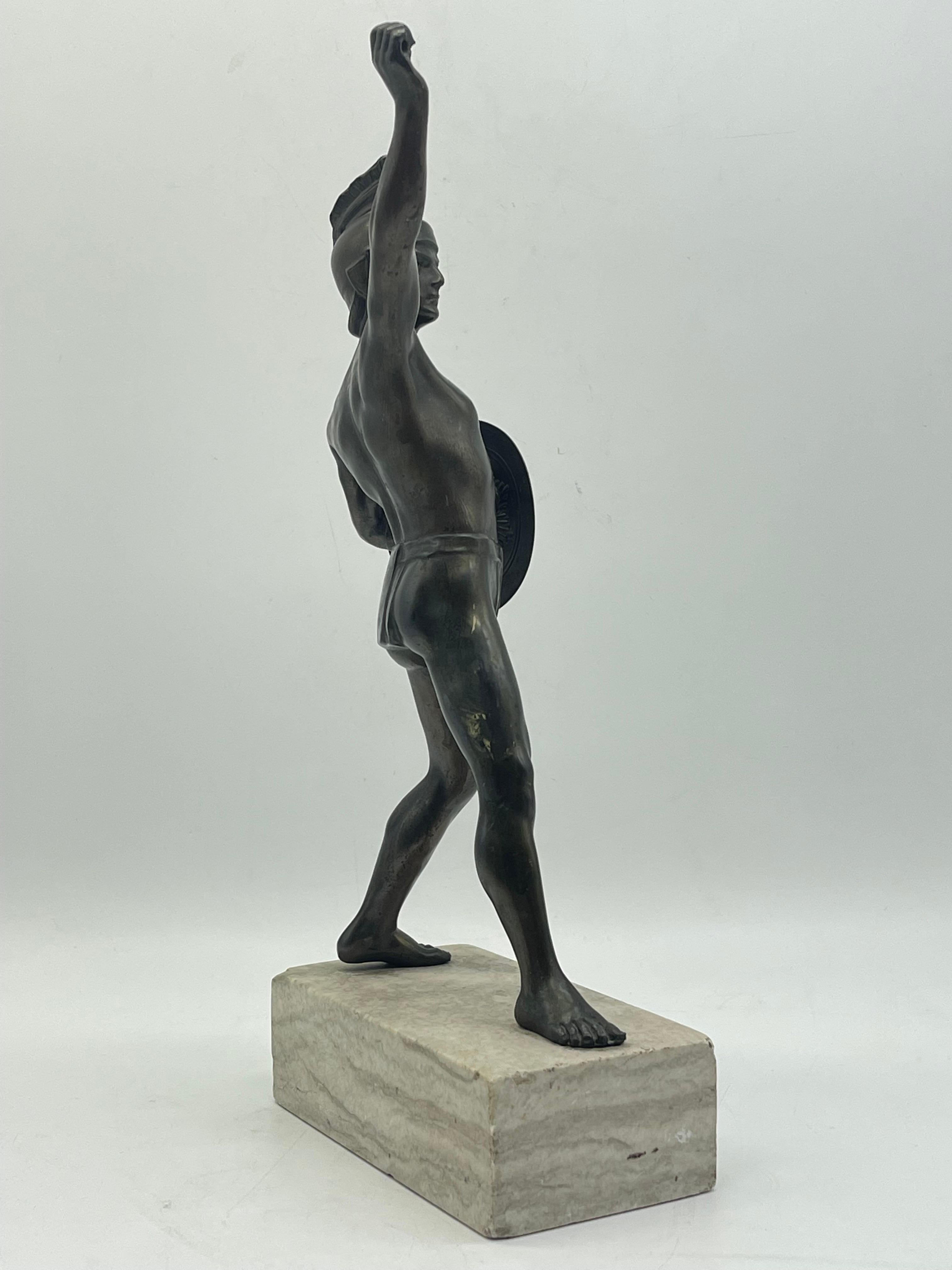 Athletic Bronze-Krieger-Skulptur eines Kriegers auf Marmorsockels, griechische Figur mit Schild im Angebot 2