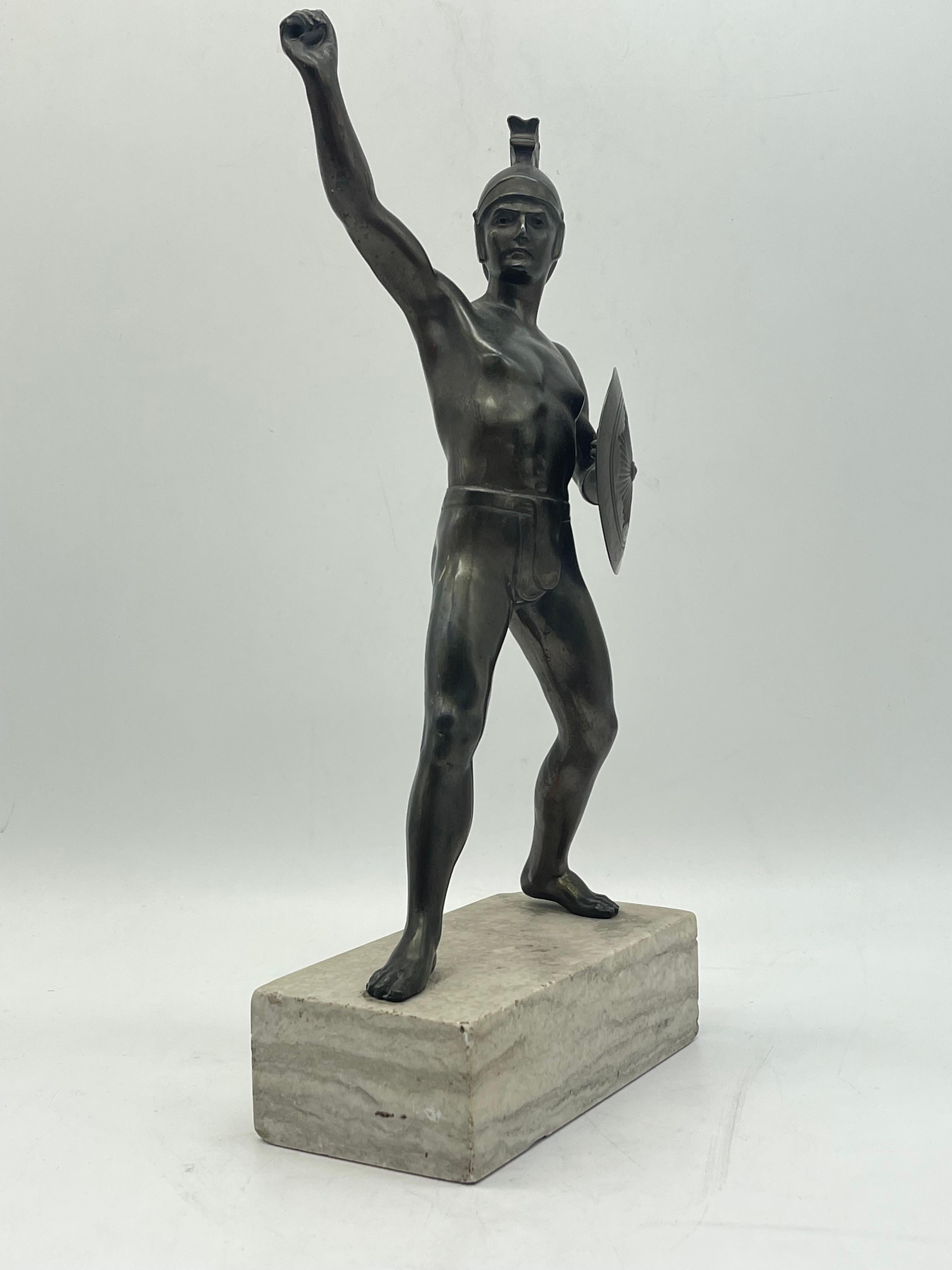 Athletic Bronze-Krieger-Skulptur eines Kriegers auf Marmorsockels, griechische Figur mit Schild im Angebot 3