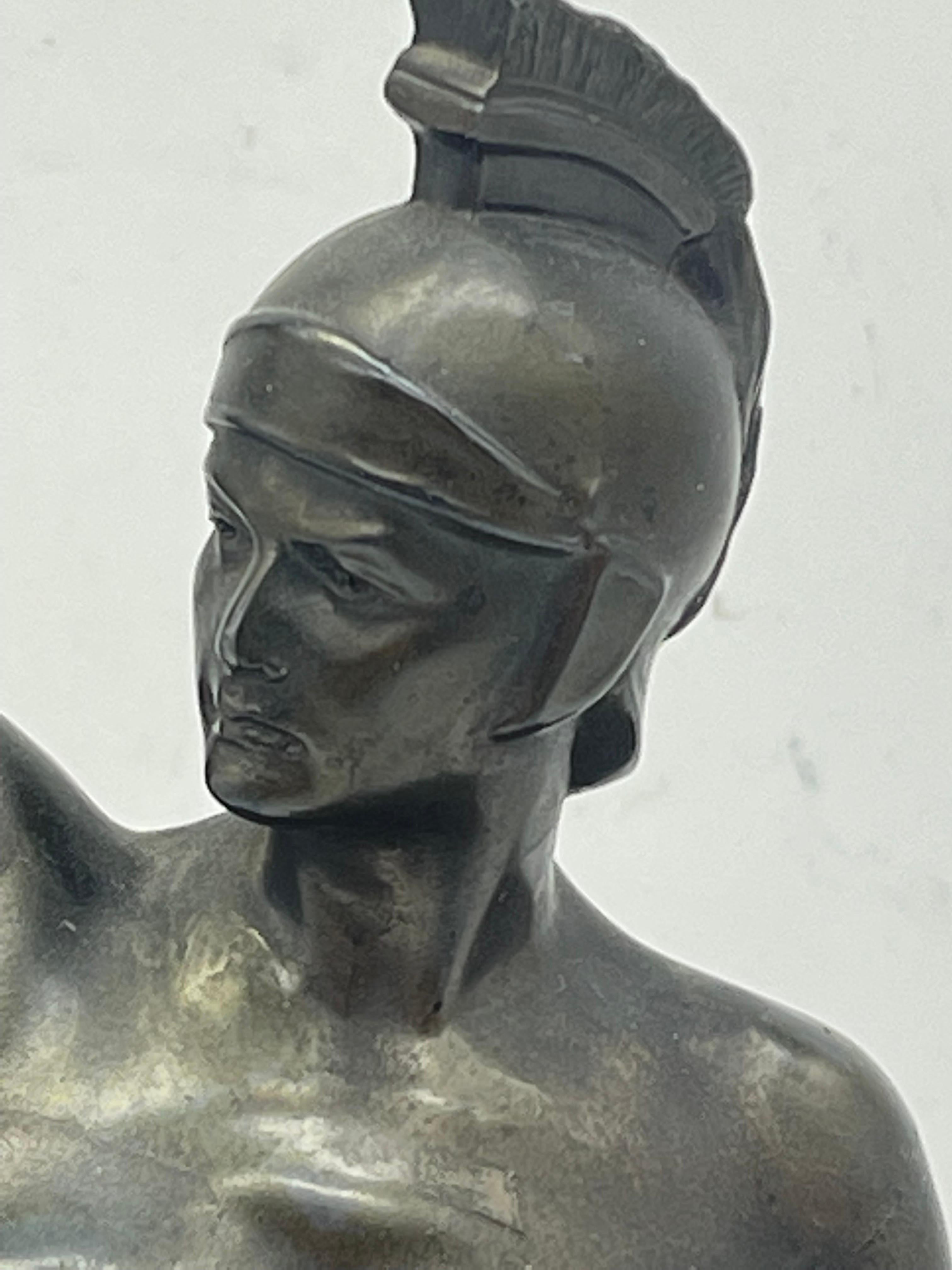 Athletic Bronze-Krieger-Skulptur eines Kriegers auf Marmorsockels, griechische Figur mit Schild im Angebot 4