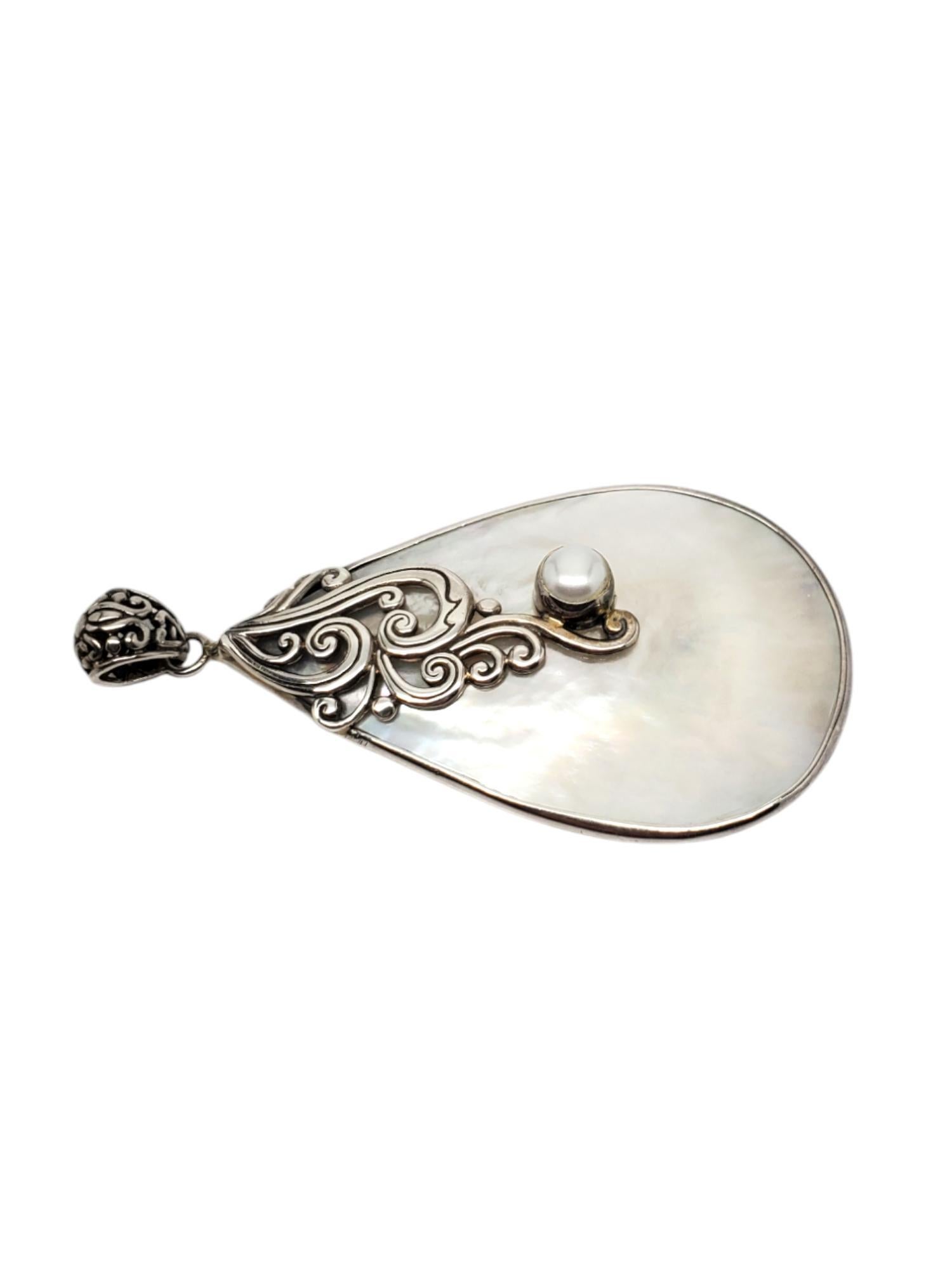 ATI Sterling Silver Mother Of Pearl Tear Drop Pendant

This vintage pendant features a tear drop mother of pearl with a sterling silver swirl design by ATI.

Size: 79.79 mm x 41.30 mm

Stamped: ATI 925 ID

Weigh: 10.7 dwt / 16.75 gr

+Chain not