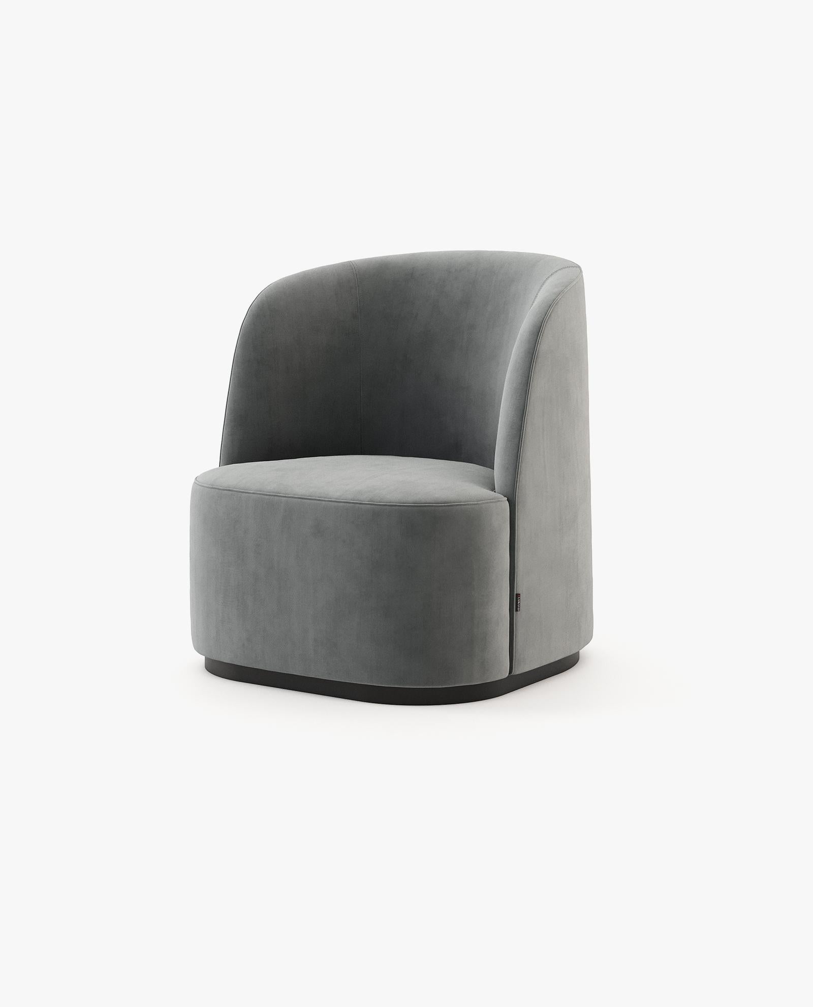 In Atlanta armchair, organic shapes and minimal lines come together in a casual, contemporary expression. It will add a comfy vibe that calls for you to come lounge in excellent seating comfort.

* Available in different finishes.
** Other sizes