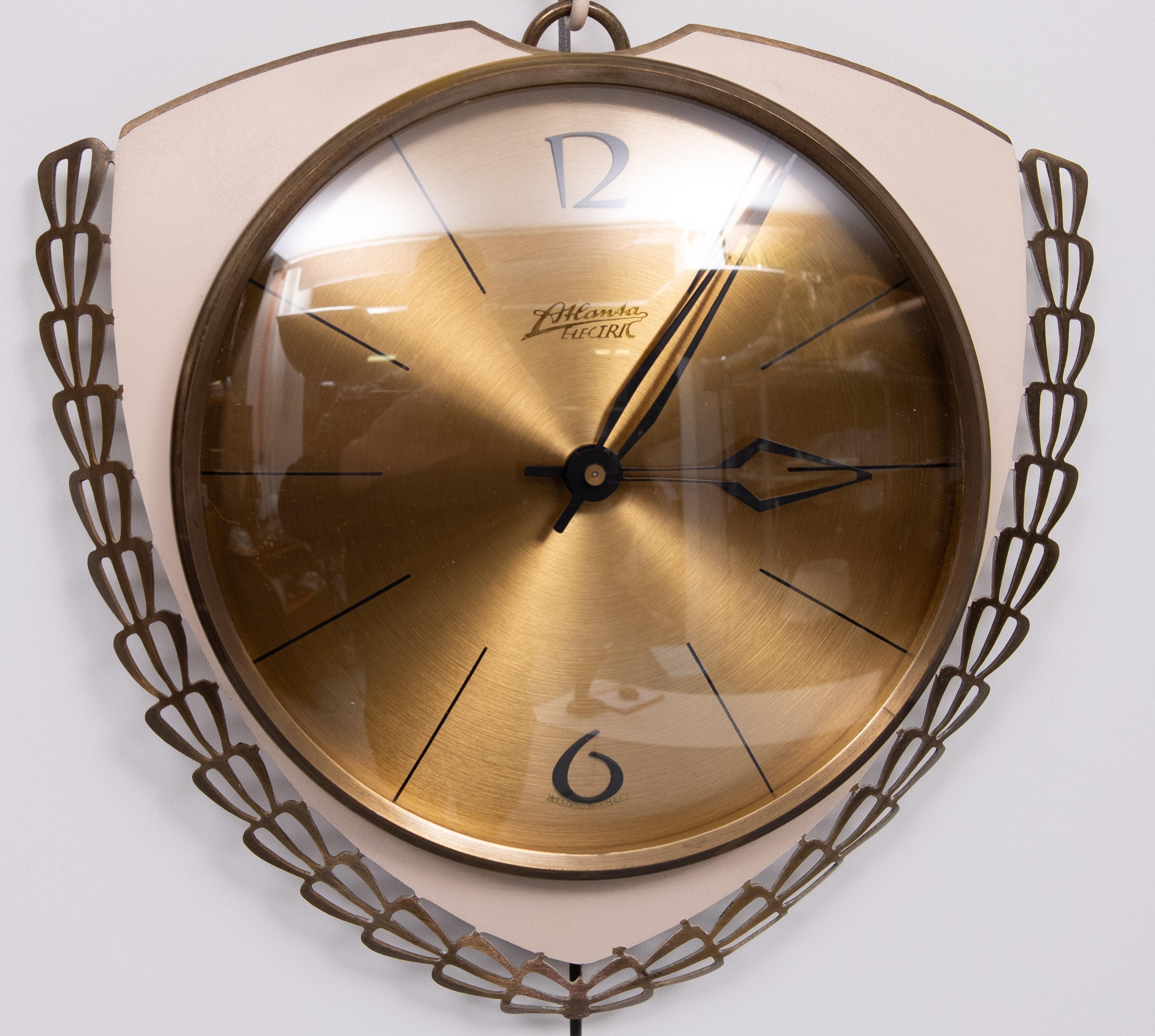 Sehr schöne Vintage Atlanta Elektrische Wanduhr . Messing mit Rosa 
Emaille .  Batteriebetriebenes Uhrwerk von Kienzle . 
Gut funktionierende Uhr . Normale Abnutzung und Verschleiß .

