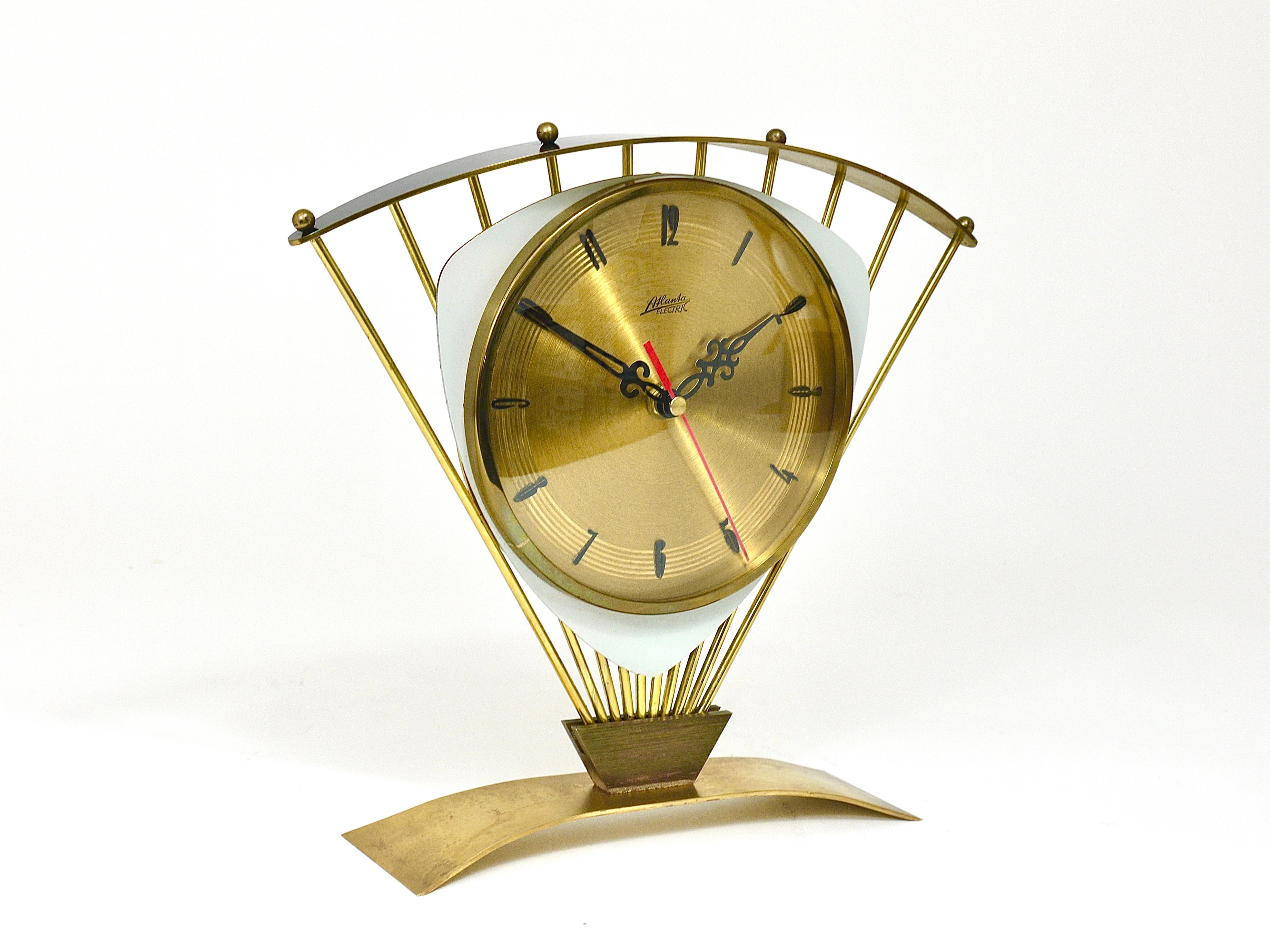 Atlanta Midcentury Atomic Age Sunburst Brass Table Desk Clock, Western Germany In Good Condition For Sale In Vienna, AT