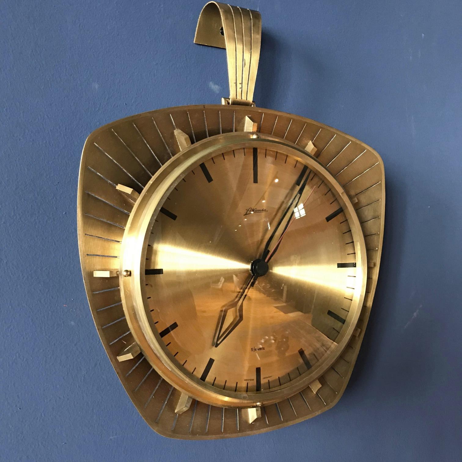 Ferronnerie Horloge murale Atlanta en laiton du milieu du siècle:: Allemagne:: années 1950