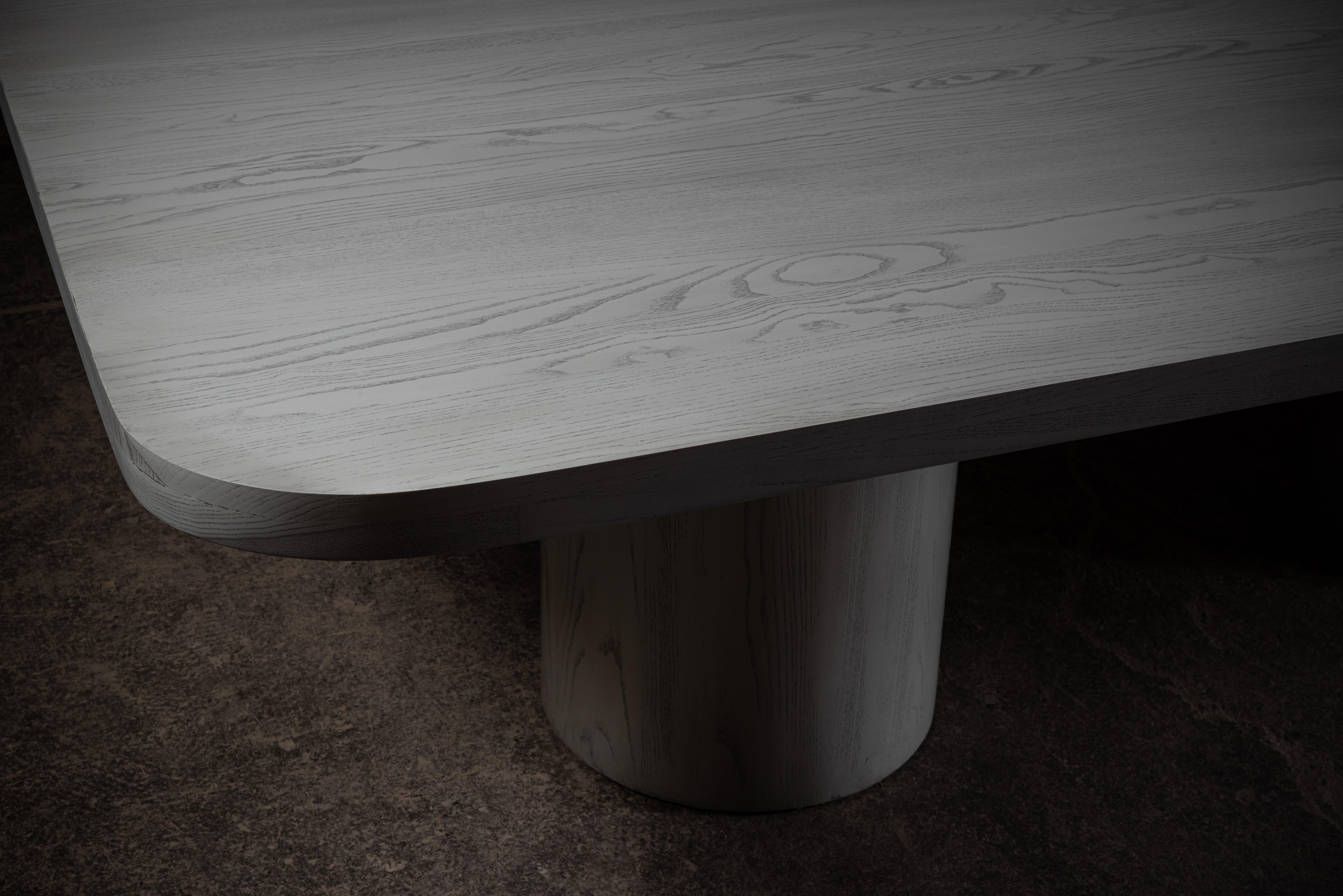 Autre Table de salle à manger rectangulaire en Oak avec finition grise par No Age Studio en vente
