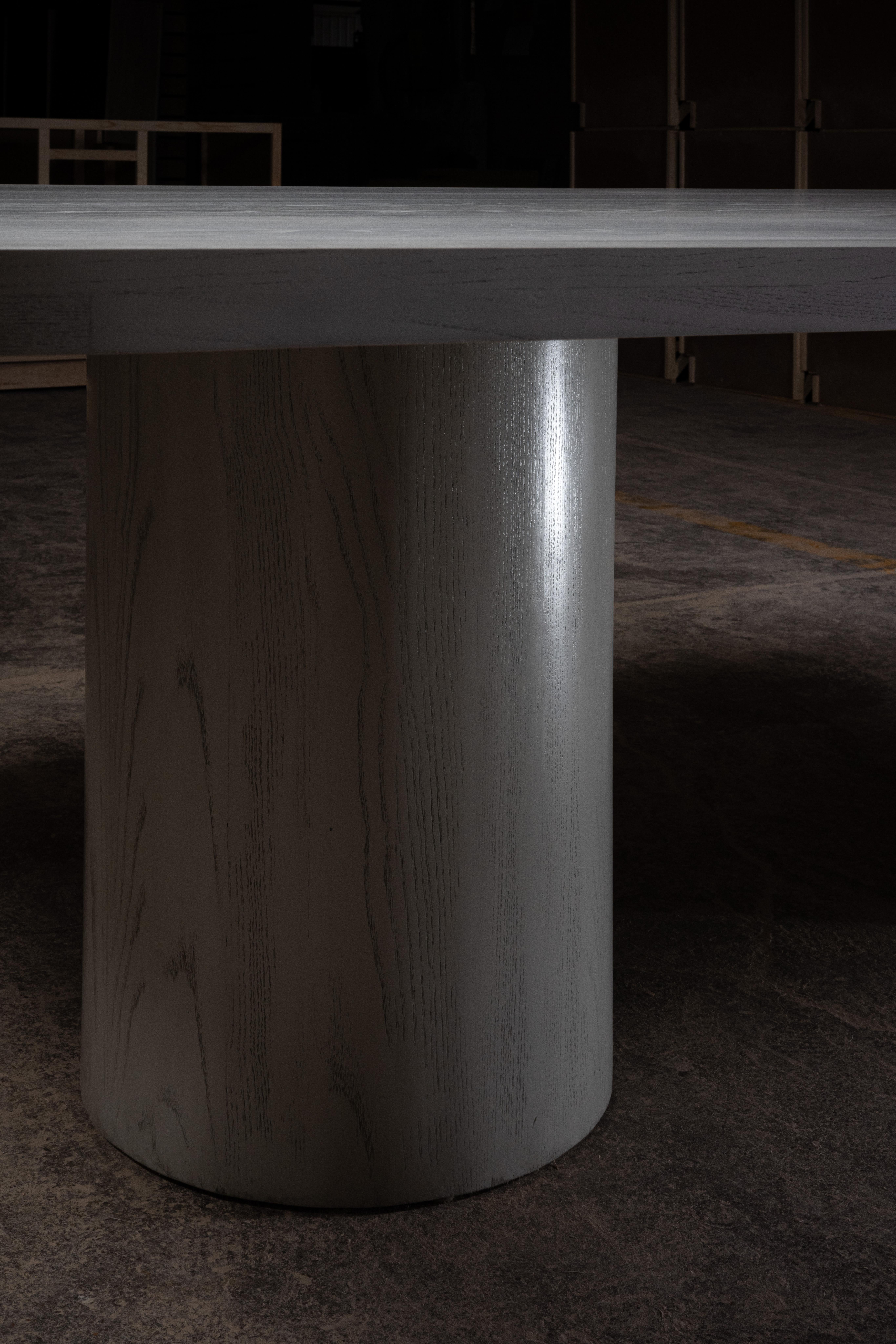 Table de salle à manger rectangulaire en Oak avec finition grise par No Age Studio Neuf - En vente à Geneve, CH