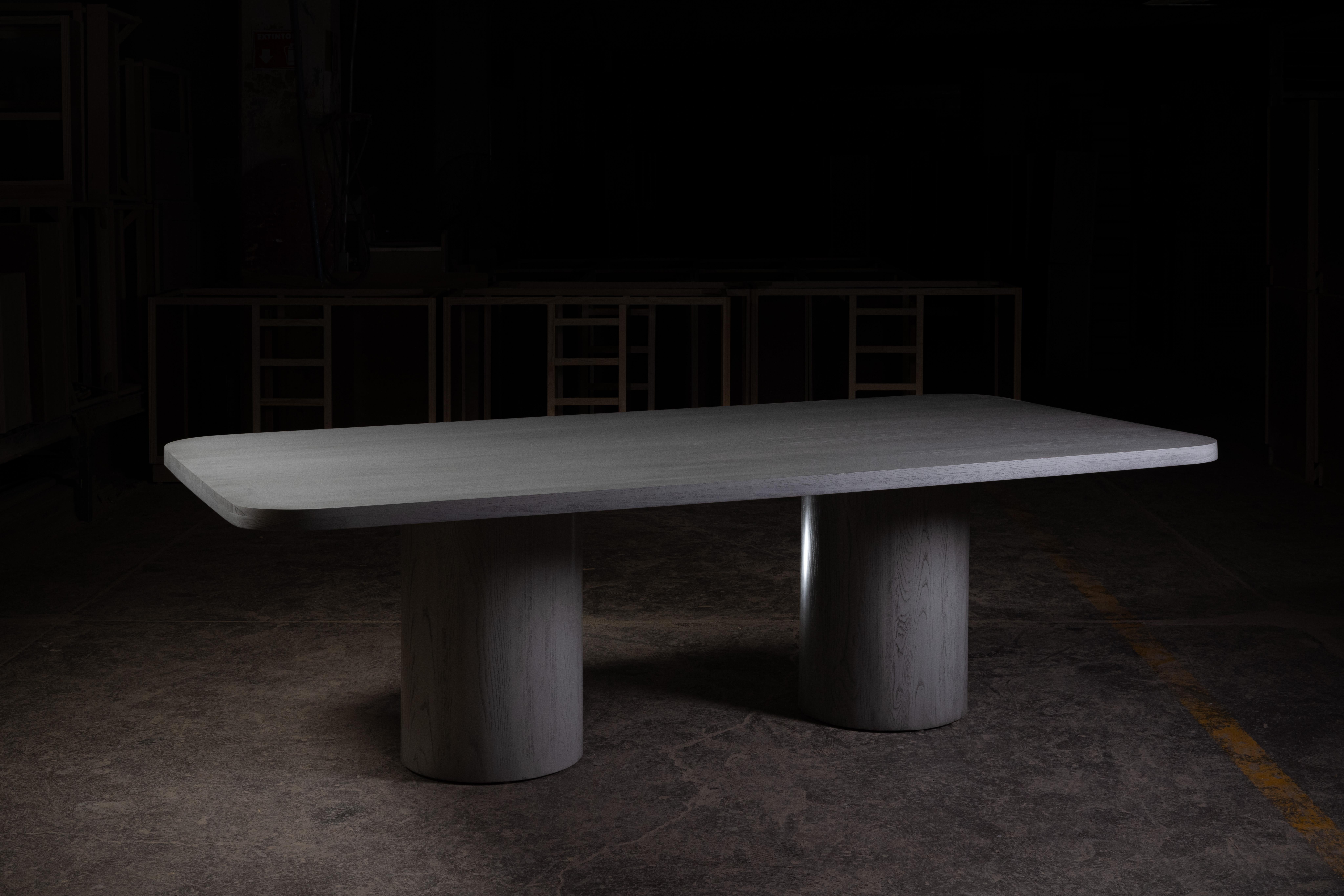 XXIe siècle et contemporain Table de salle à manger rectangulaire en Oak avec finition grise par No Age Studio en vente