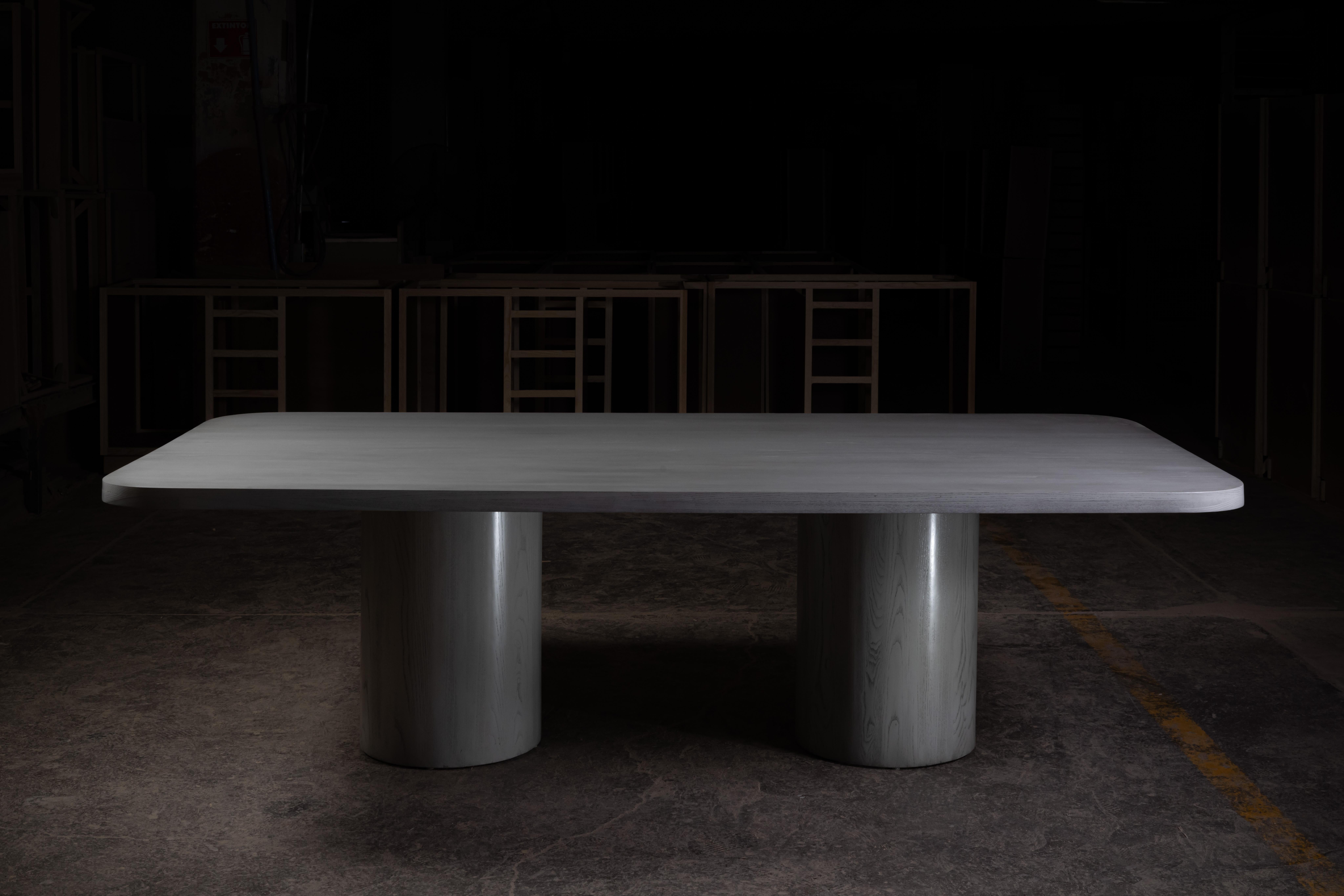 Chêne Table de salle à manger rectangulaire en Oak avec finition grise par No Age Studio en vente