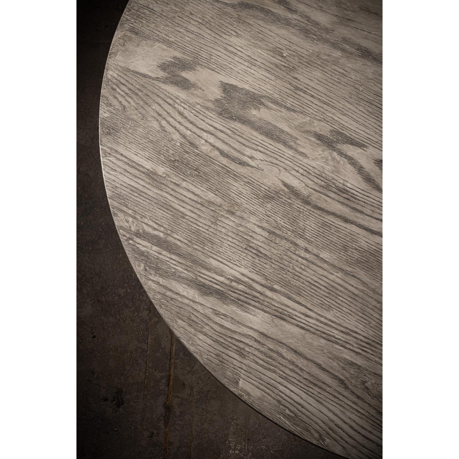 Moderne Table de cuisine ronde Atlantic en Oak avec finition gris cérusé par No Age Studio en vente