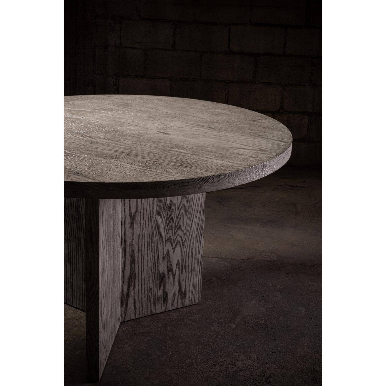 Autre Table de cuisine ronde Atlantic en Oak avec finition gris cérusé par No Age Studio en vente