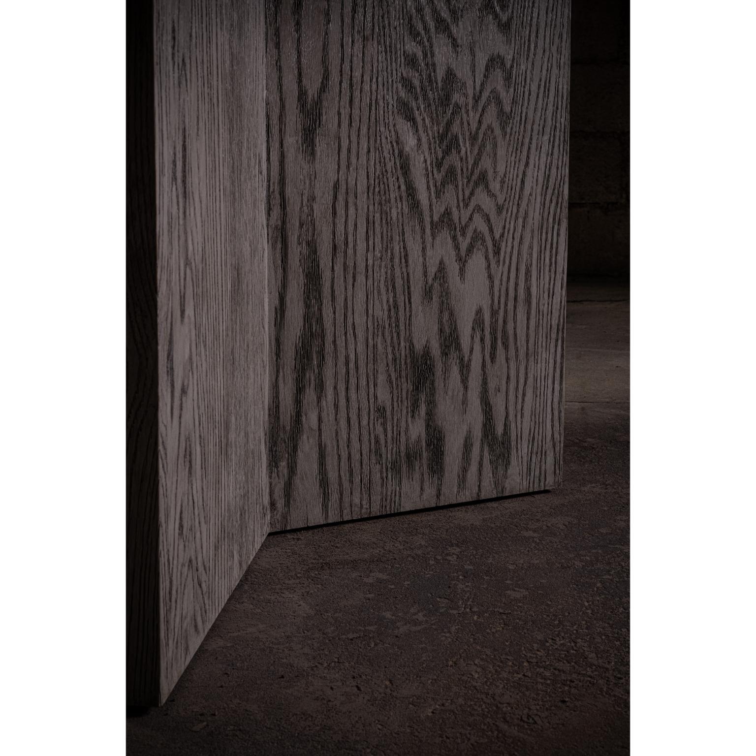 Table de cuisine ronde Atlantic en Oak avec finition gris cérusé par No Age Studio Neuf - En vente à Geneve, CH