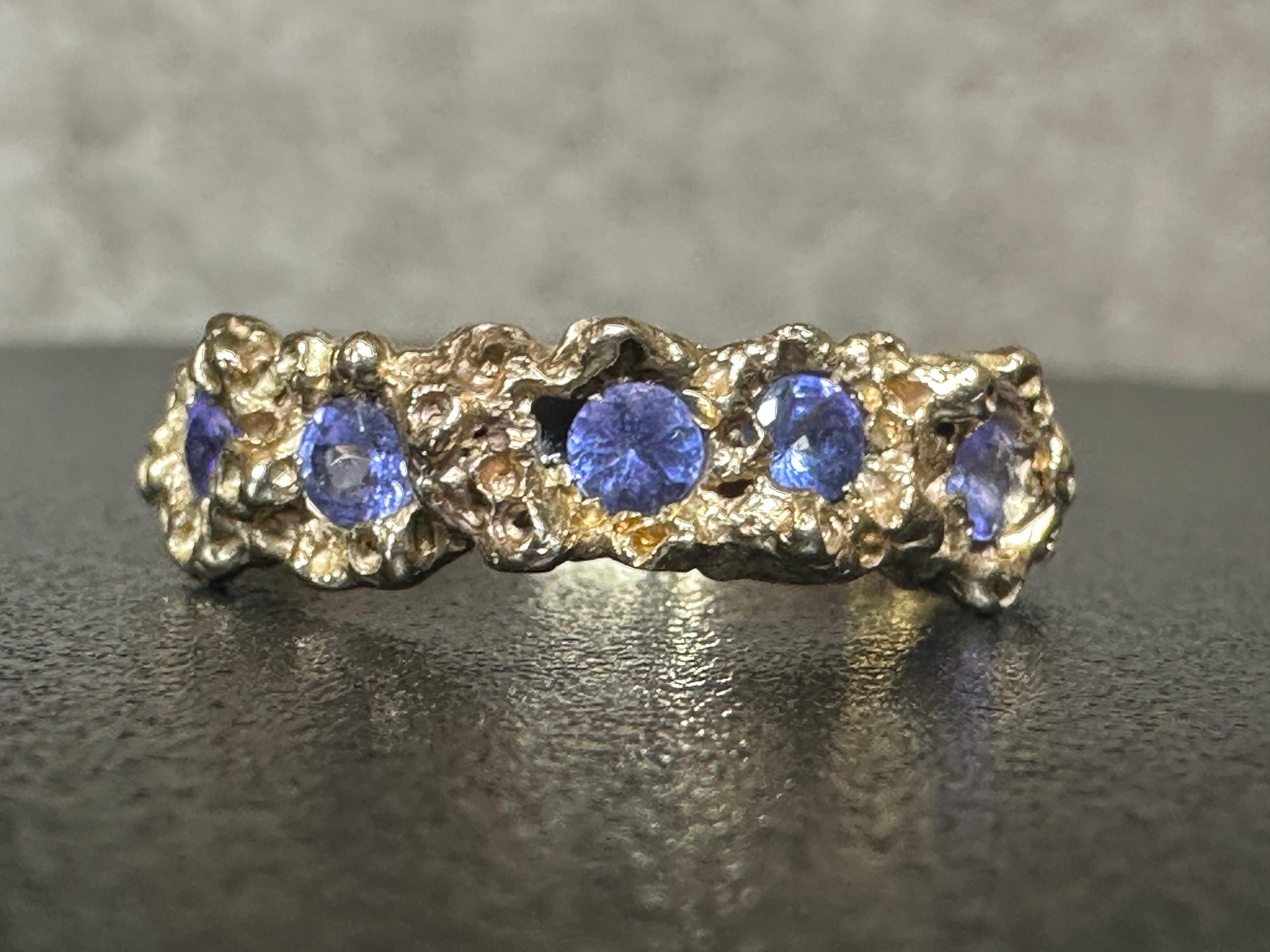 Blue Tanzanite Coral style Ring Band in Gold one of a kind in stock  In New Condition For Sale In London, GB