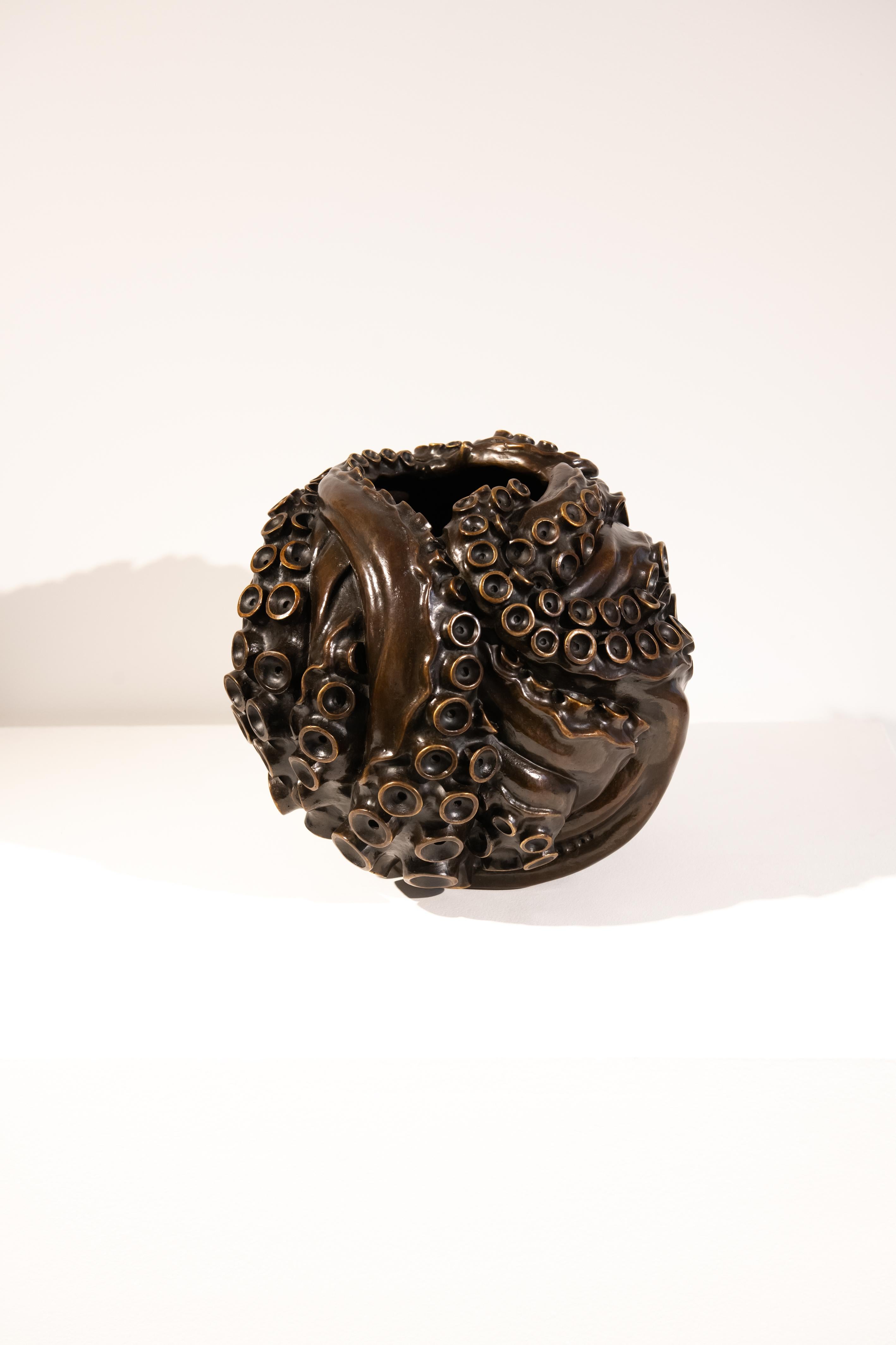 Vaso Atlantis di Jean-Christophe Malaval ©2021, Galerie Negropontes Bronzo - Ø 24 x H. 21 cm.  

Jean-Christophe Malaval crea gioielli straordinari. I suoi anelli d'argento, vere e proprie sculture, prendono vita sulla mano. Possono scomparire dalla