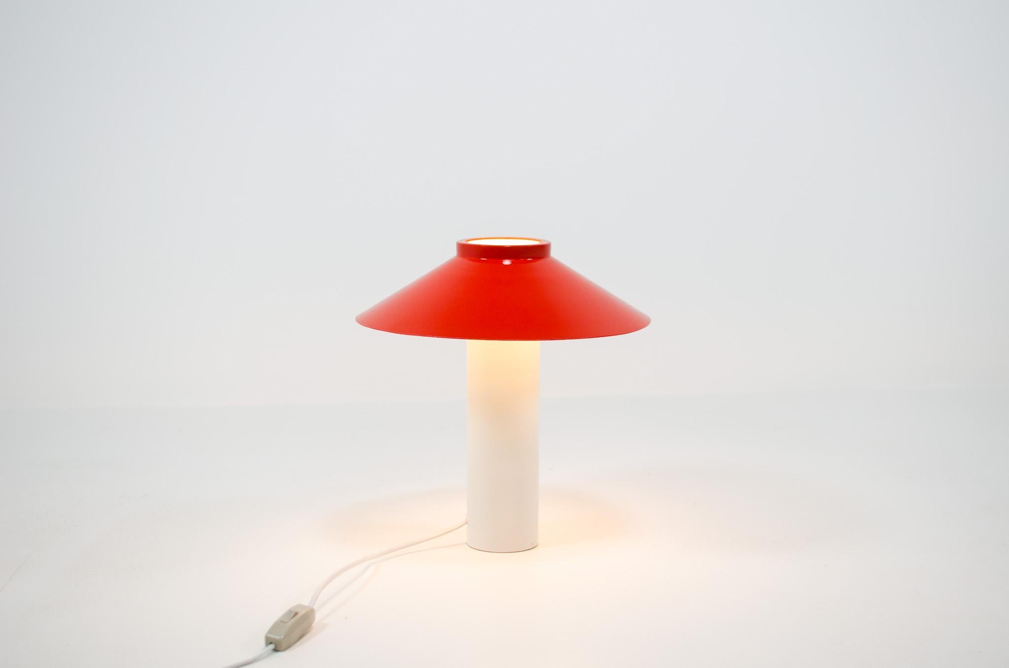 Extremely rare Atlantis table lamp by Hans Schwazer for Holmegaard (Denmark, 1976).

This minimalist mushroom lamp is made out of powder coated metal. It consists of 2 pieces, the body and the red shade, what you see is what you get.

In perfect