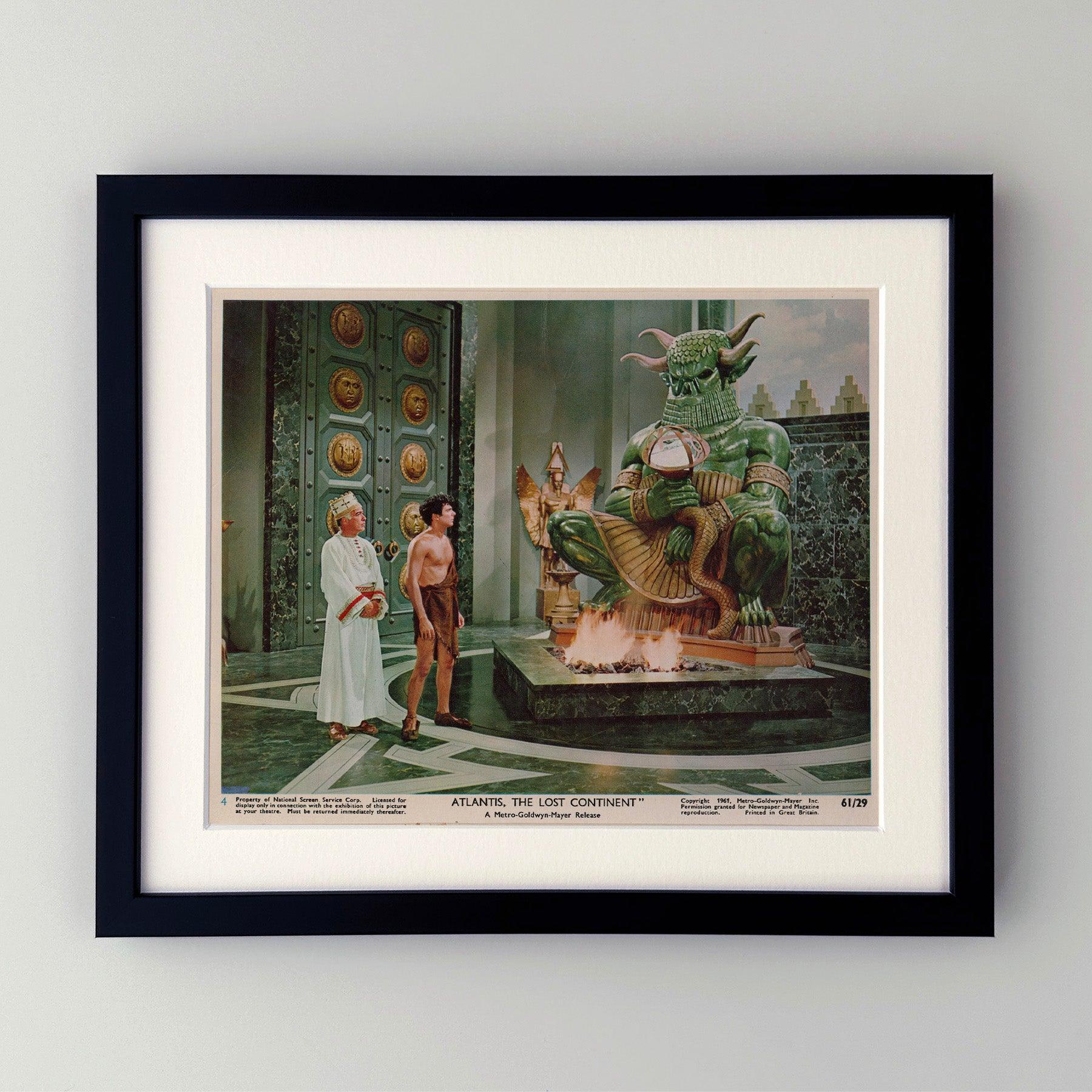 Original 8x10 Zoll Lobby-Karte für Atlantis The Lost Continent (1961) mit Sal Ponti, Joyce Taylor und John Dall in den Hauptrollen und unter der Regie von George Pal.

Werbefotos (Film/Produktion) wurden erstellt, um die Studios bei der Werbung für
