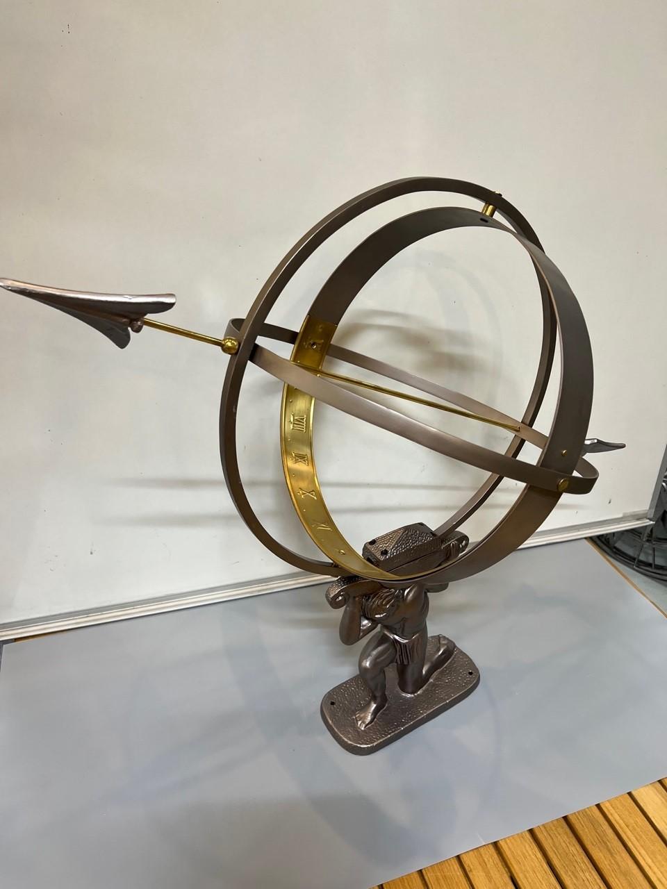 Atlas Armillary Sundial in Zinn-Finish mit Messing-Akzenten (Indisch) im Angebot