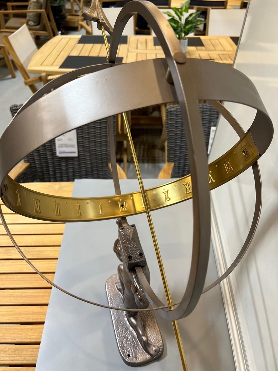 Atlas Armillary Sundial in Zinn-Finish mit Messing-Akzenten (Gegossen) im Angebot