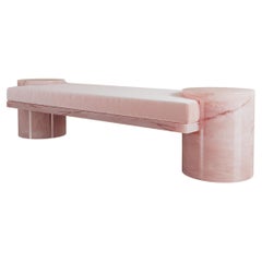 Banc Atlas en onyx rose par The Essentialist