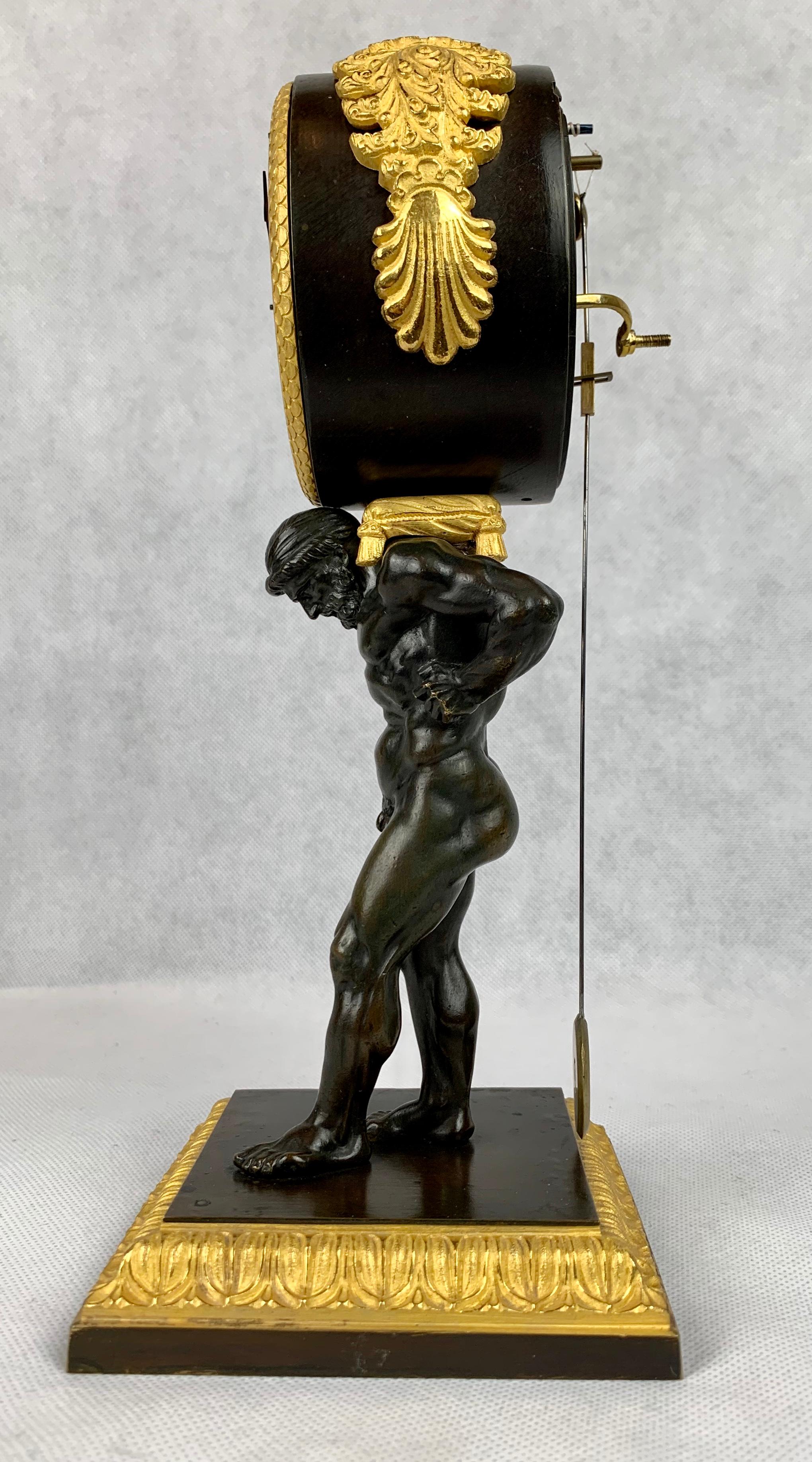Pendule d'époque Empire en bronze doré et patiné représentant un Atlas en vente 5