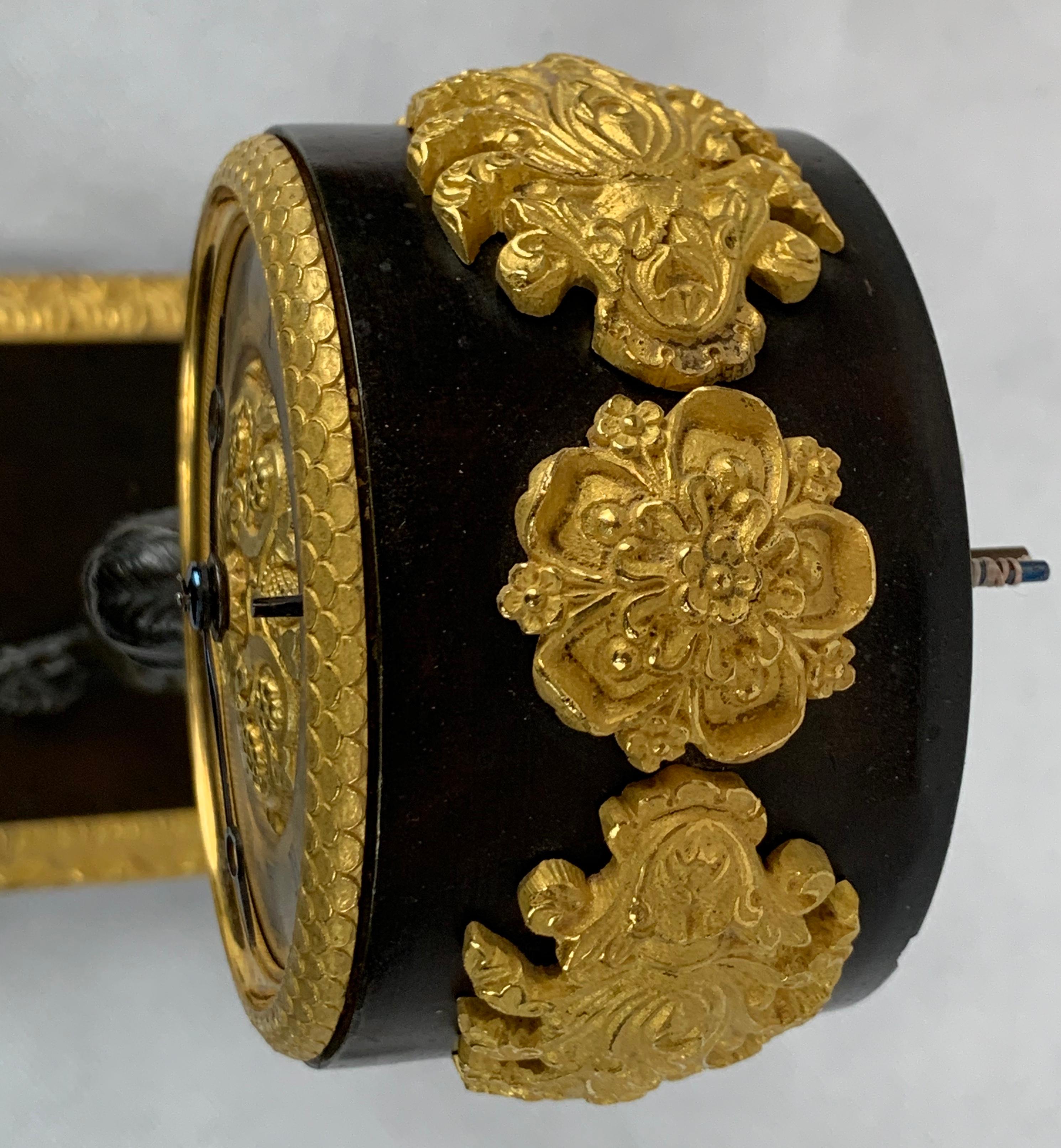 Pendule d'époque Empire en bronze doré et patiné représentant un Atlas en vente 3