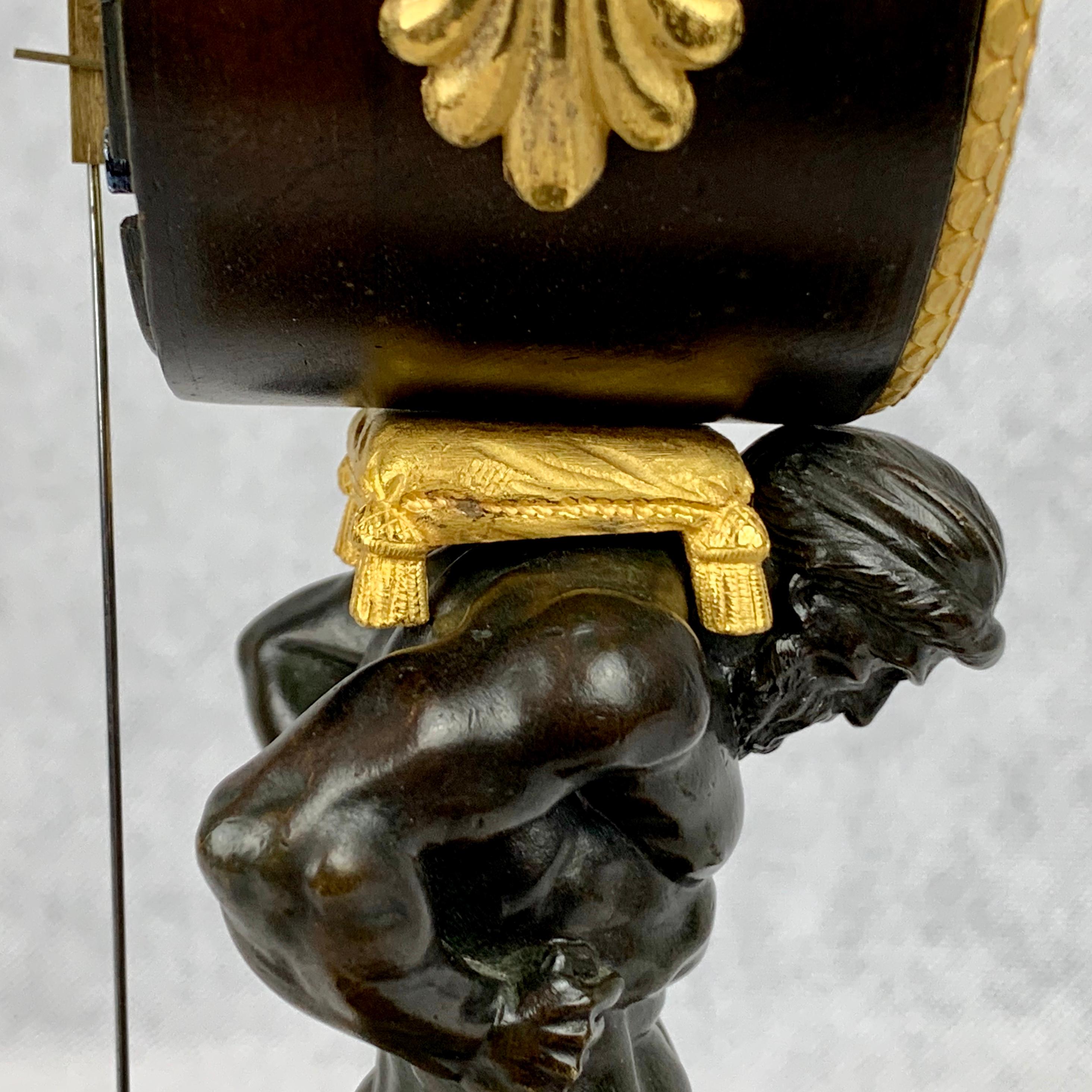 Pendule d'époque Empire en bronze doré et patiné représentant un Atlas en vente 10