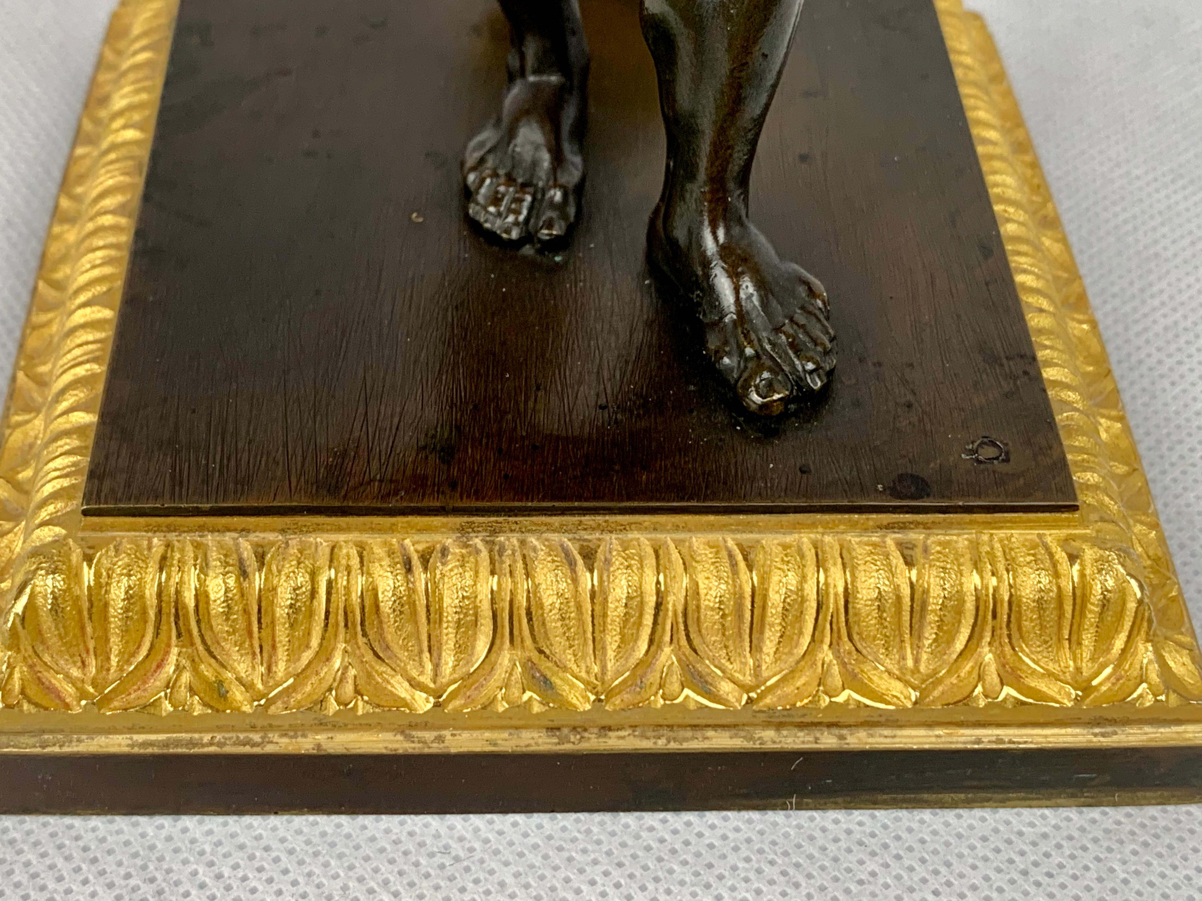 Pendule d'époque Empire en bronze doré et patiné représentant un Atlas en vente 11