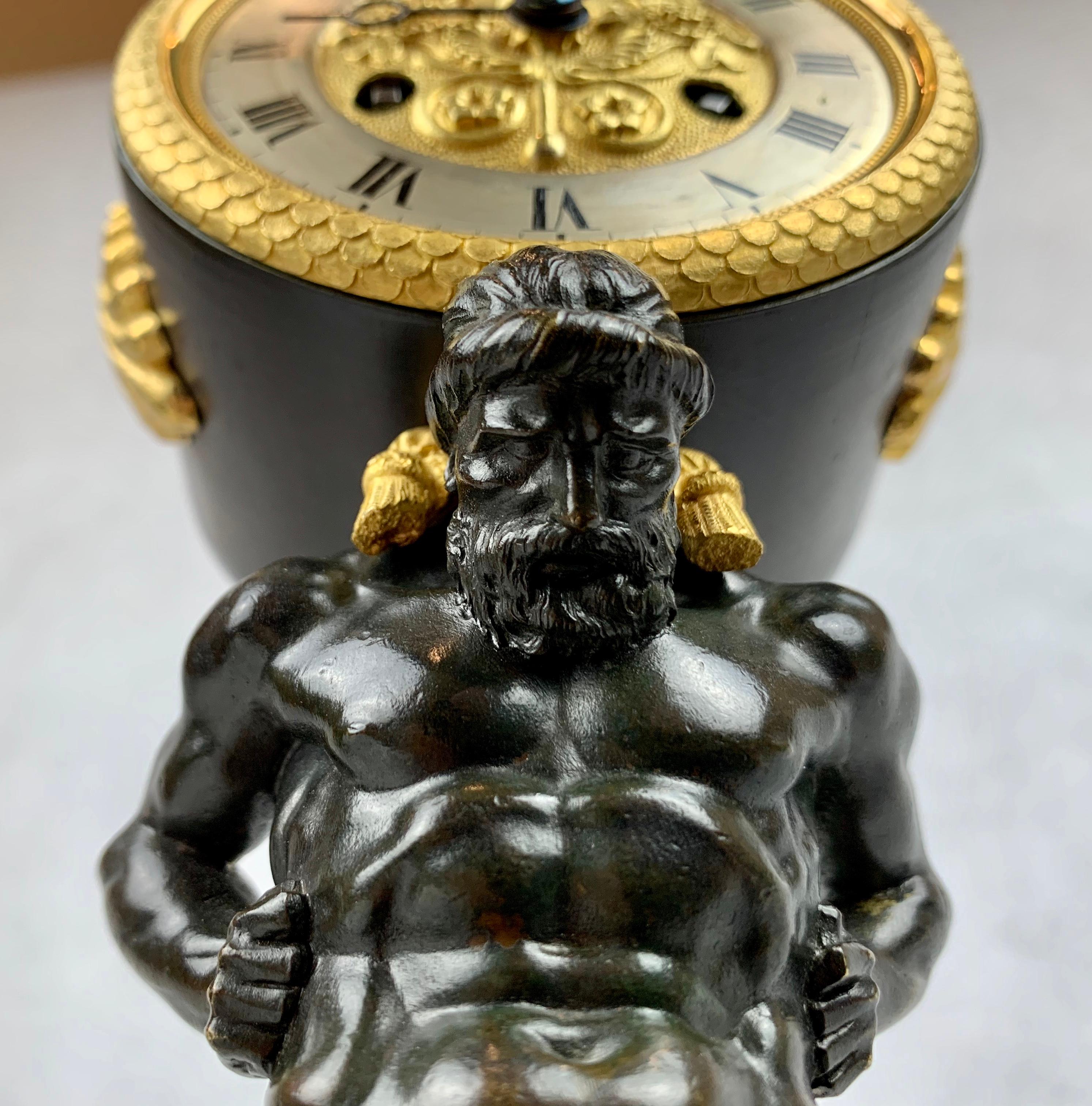Französische Empire-Bronze-Doré und patinierte Uhr mit Atlasdarstellung im Angebot 1