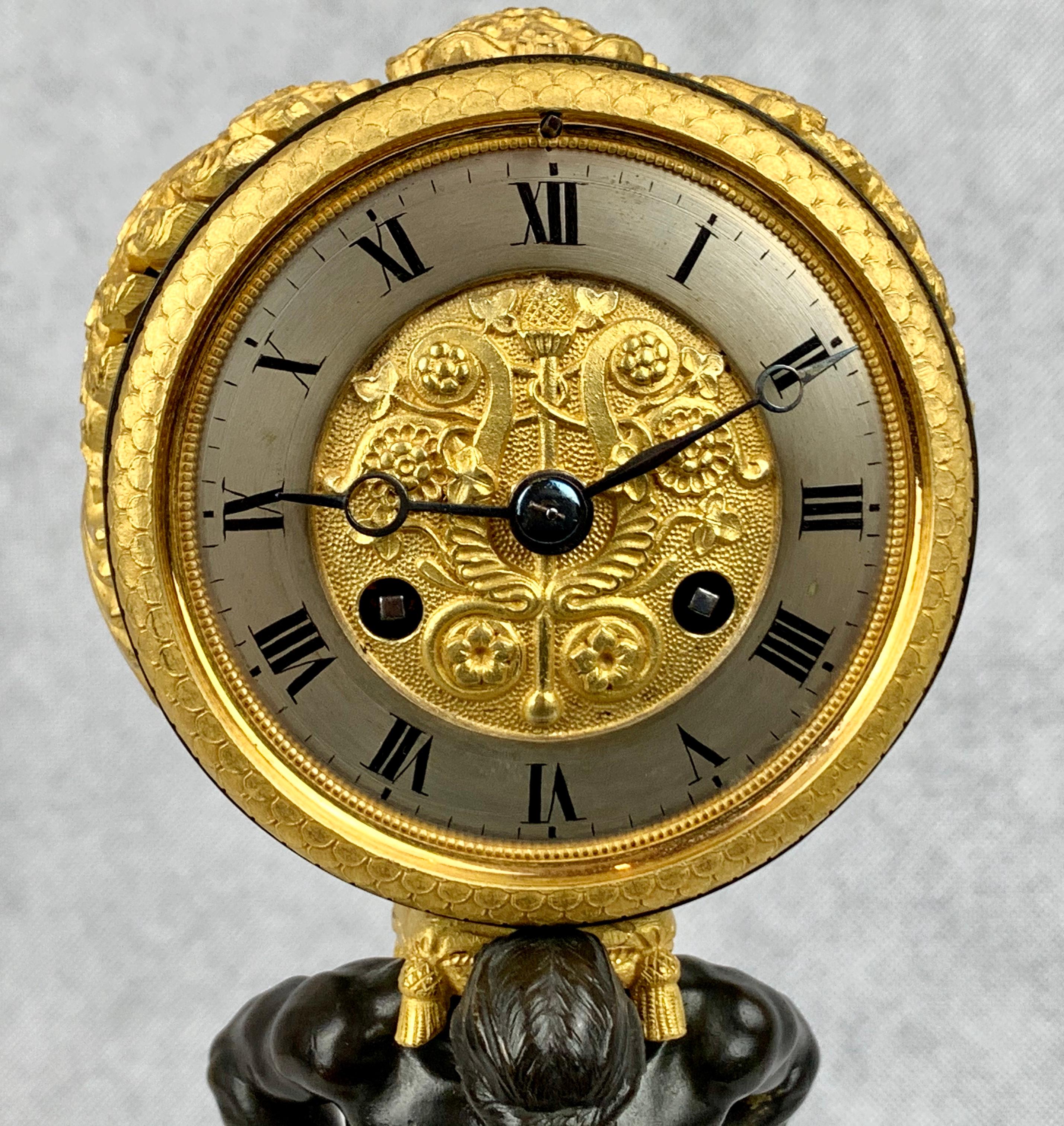 Französische Empire-Bronze-Doré und patinierte Uhr mit Atlasdarstellung im Zustand „Gut“ im Angebot in West Palm Beach, FL