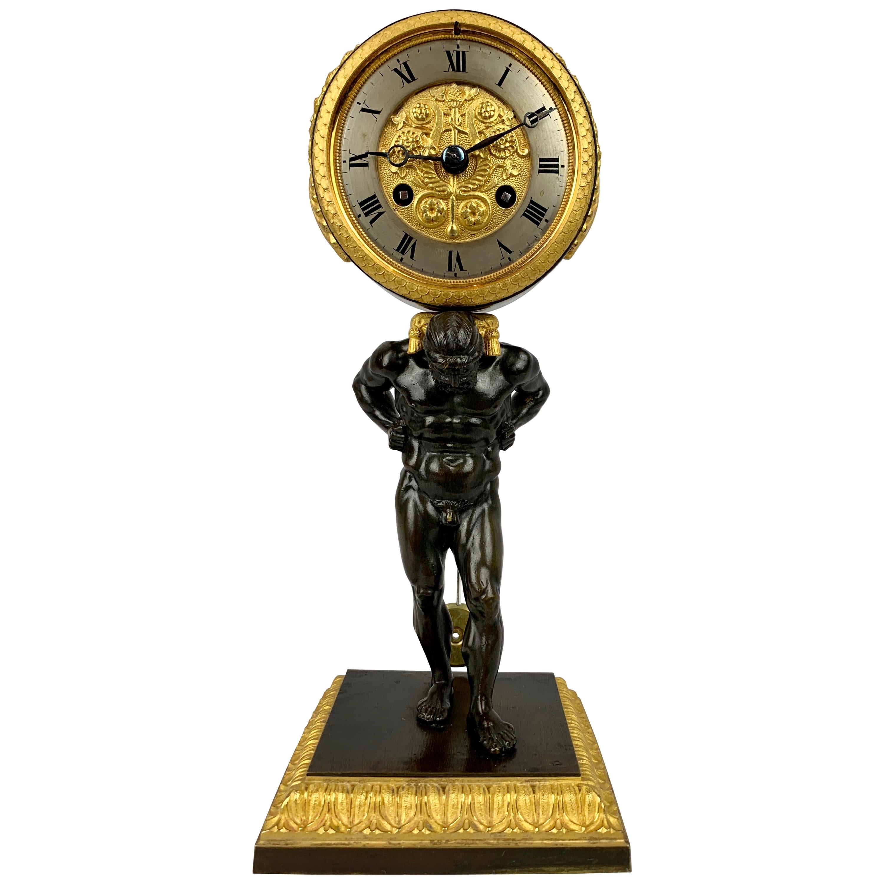 Französische Empire-Bronze-Doré und patinierte Uhr mit Atlasdarstellung im Angebot