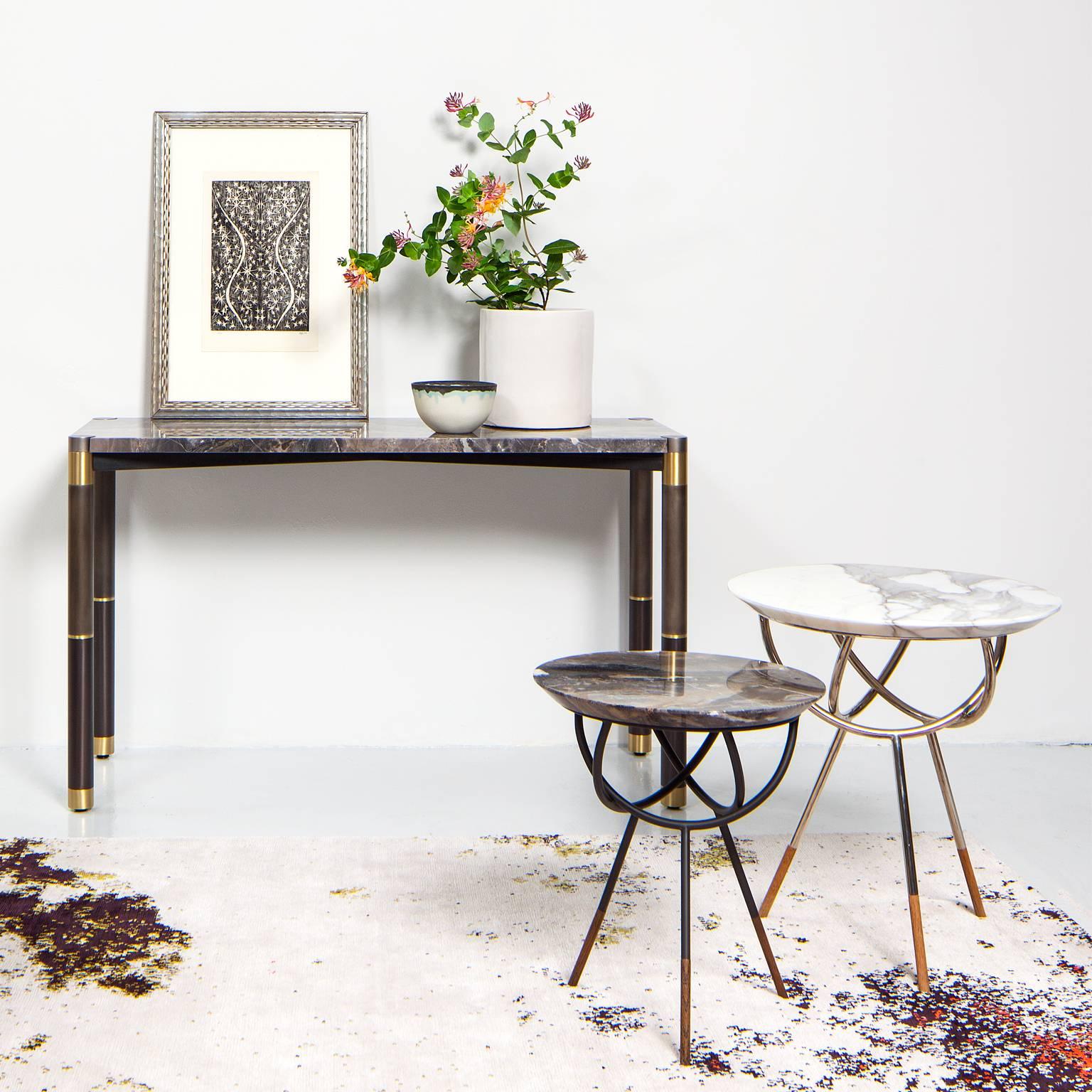 Poli Table d'extrémité Atlas en laiton brossé avec plateau en marbre blanc par Avram Rusu Studio en vente