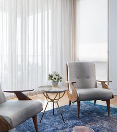 Mesa auxiliar Atlas: Latón cepillado con tapa de mármol negro por Avram Rusu Studio