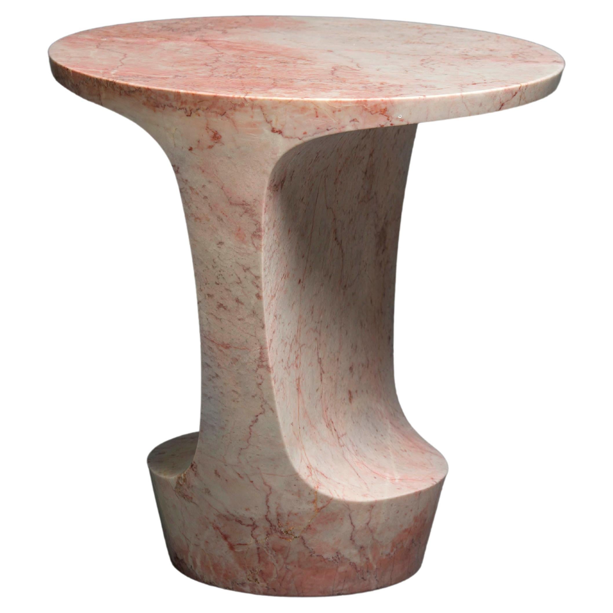 Grande table Atlas en marbre rose Rossata par Adolfo Abejon pour Formar