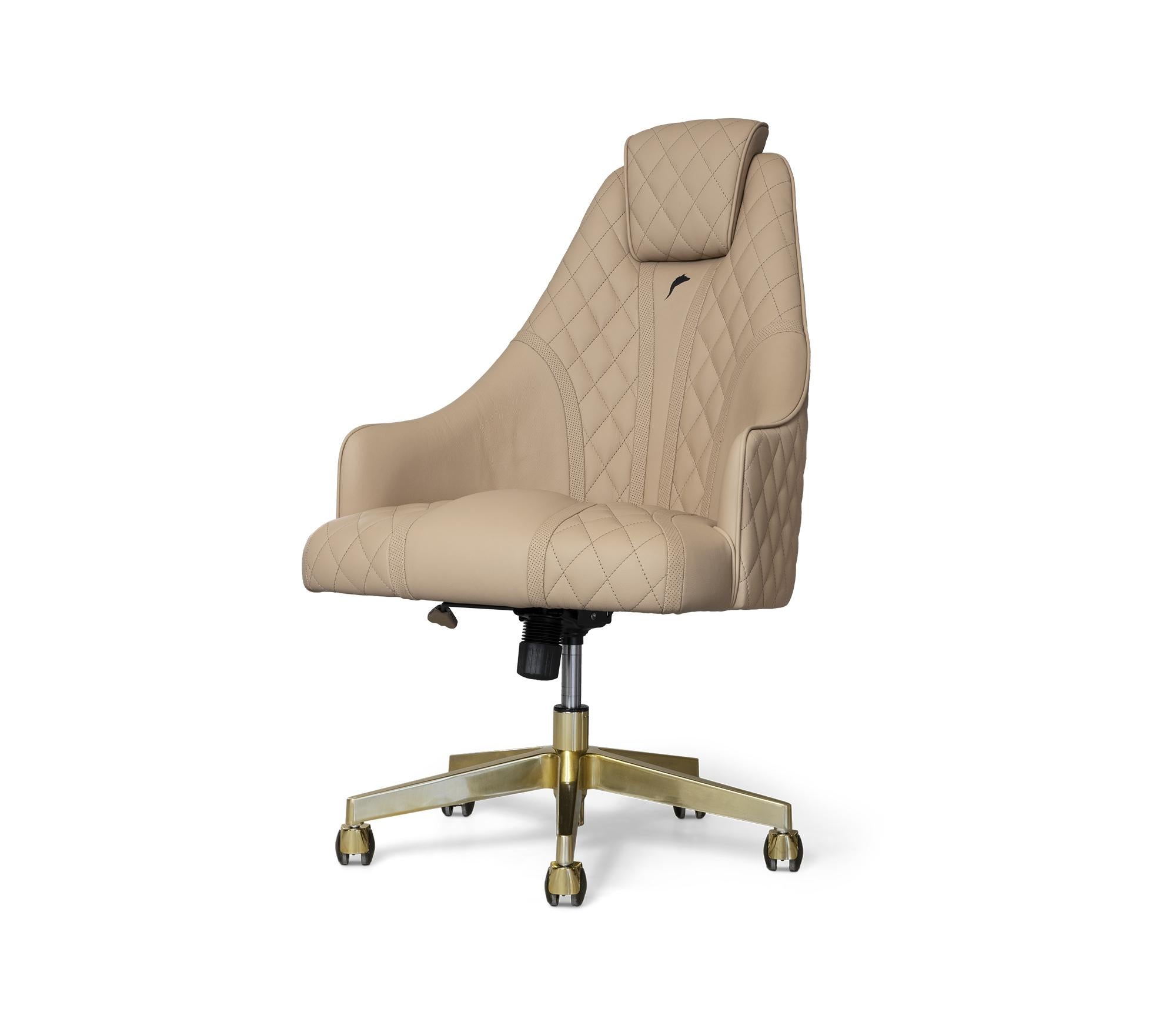Der Atlas-Bürostuhl ist ein zeitloses Stück, das grenzenlose Eleganz mit einem modernen Look verbindet. Seine ergonomische Form sorgt für die richtige Körperhaltung, die ein bequemes Arbeiten über Stunden hinweg ermöglicht. Er ist aus hochwertigen