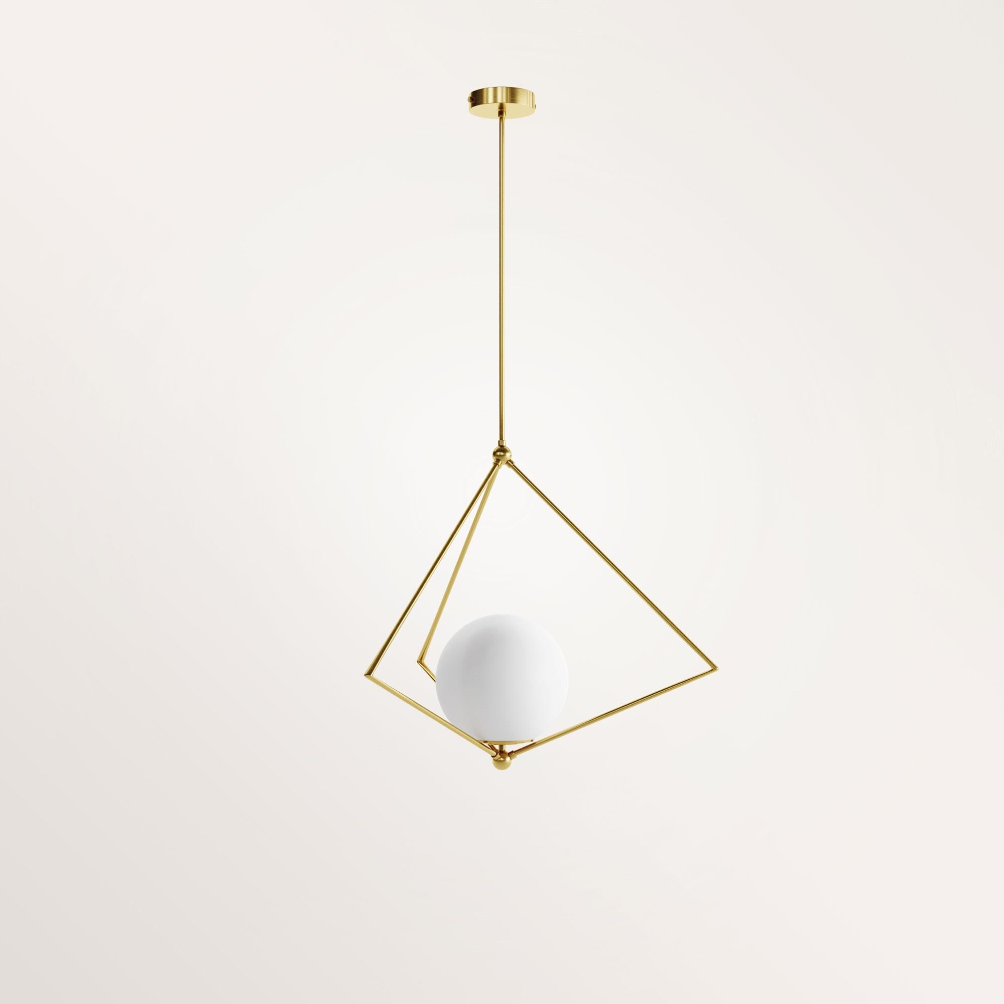 Lampada a sospensione Atlas di Gobo Lights
Dimensioni:  D 60 x L 60 x H 100 cm.
Materiali: Ottone, Opalina.
Peso: 0,8 kg. 

Ispirata all'Art Deco, la collezione 
