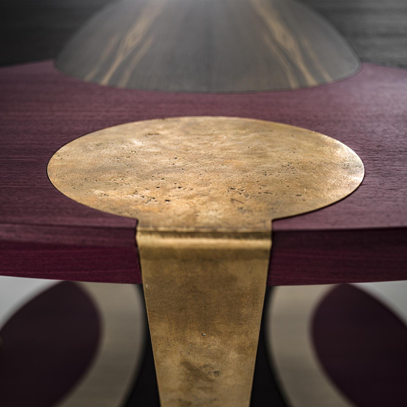Atlas table owes its name to Atlas, the titan who supports the entire celestial vault. It features large cast-bronze “arms” and round “hands” supporting the wide top, coloured with a skilful use of splendid natural wood veneers.