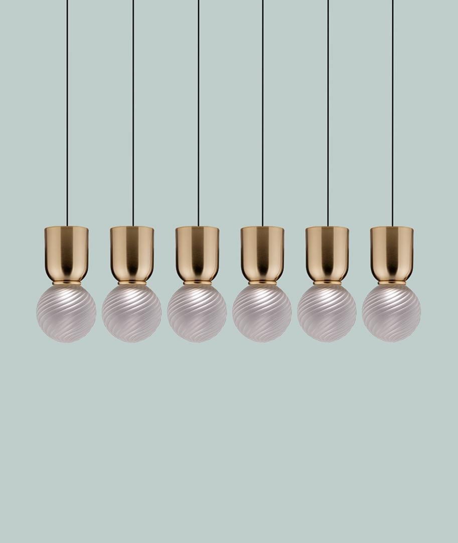 Lampada a sospensione Atlas S6 di Euroluce Lampadari
Dimensioni: P 15 x L 100 x H 27 cm.
Materiali: Metallo, alluminio, ottone e vetro borosilicato.

Disponibile in diversi colori. I prezzi possono variare. È disponibile anche una versione a