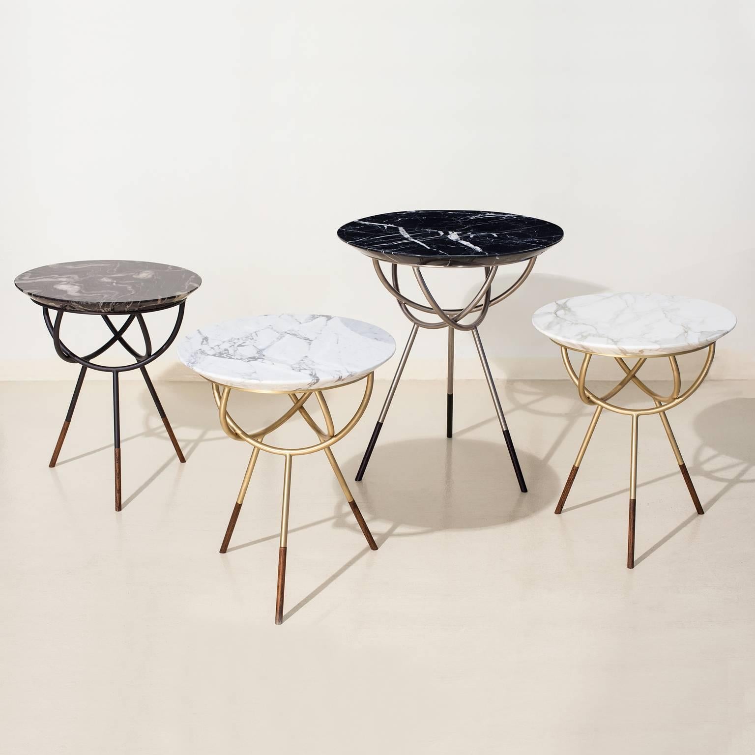 Moderne Table d'appoint Atlas en nickel satiné avec plateau en marbre noir par AVRAM RUSU STUDIO en vente