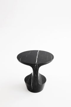 Table d'appoint en marbre Nero Marquina, Atlas par Adolfo Abejon