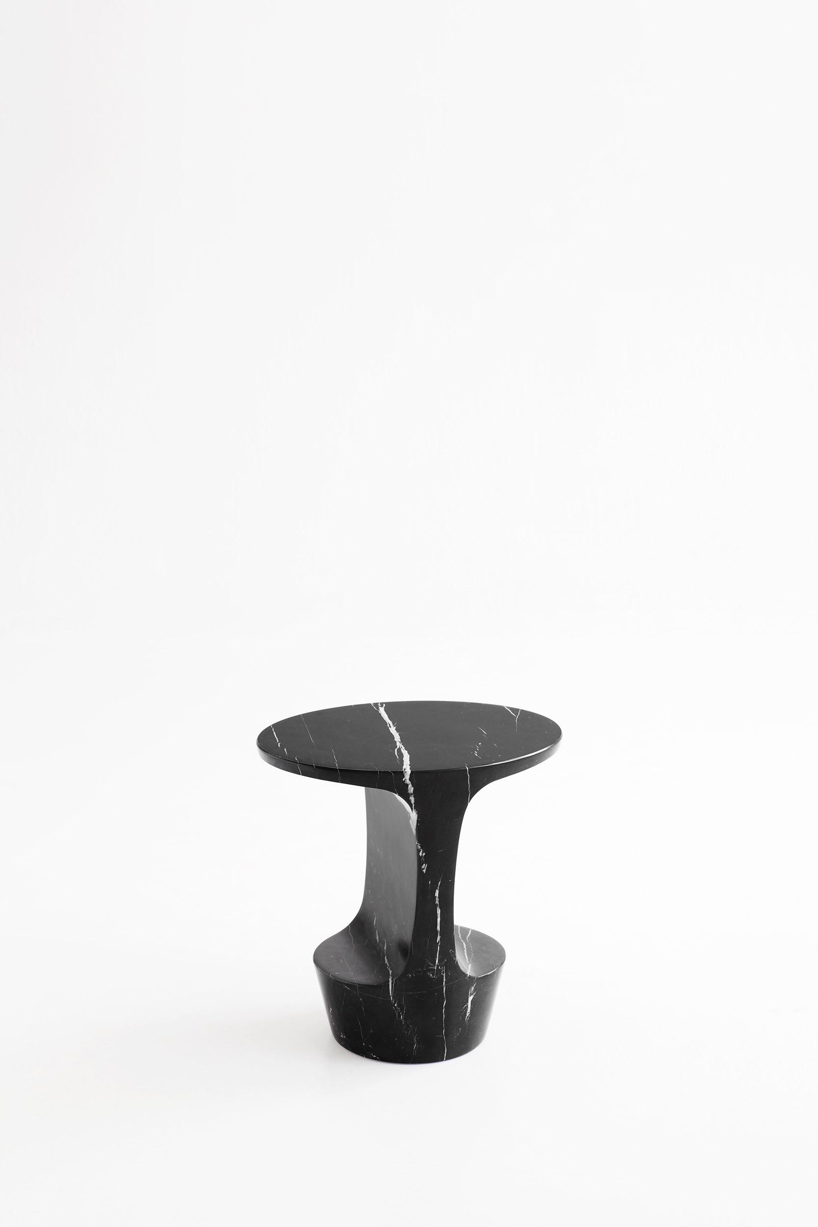 Moderne Table d'appoint Atlas en marbre Nero Marquina par Adolfo Abejon pour Formar en vente