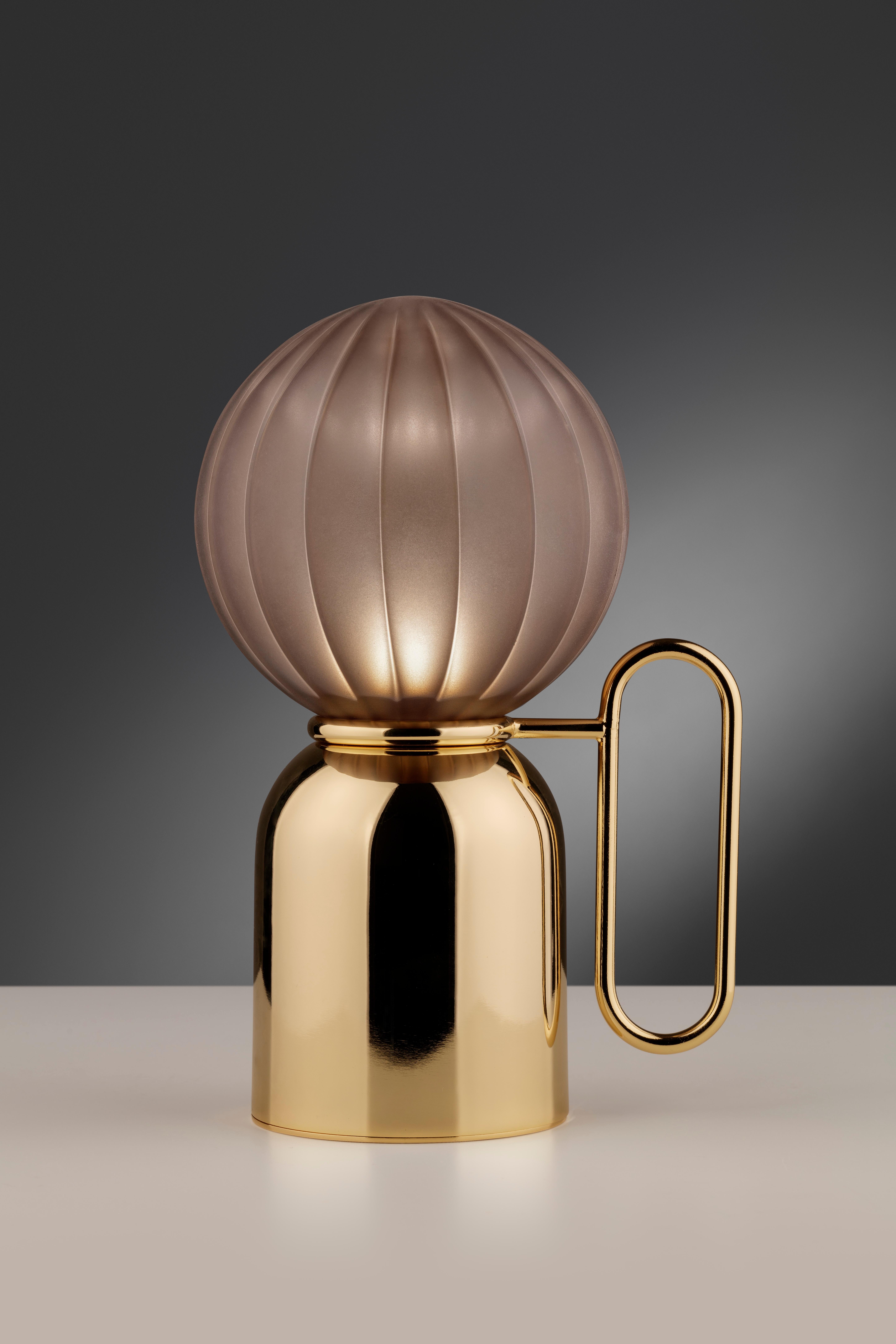 Lampe à poser Atlas d'Euroluce Lampadari
Dimensions : Ø 110 x H 150 cm : Ø 110 x H 150 cm.
Matériaux : Métal, aluminium, laiton et verre borosilicaté.

Disponible en différentes couleurs. Les prix peuvent varier. Une version à piles est également