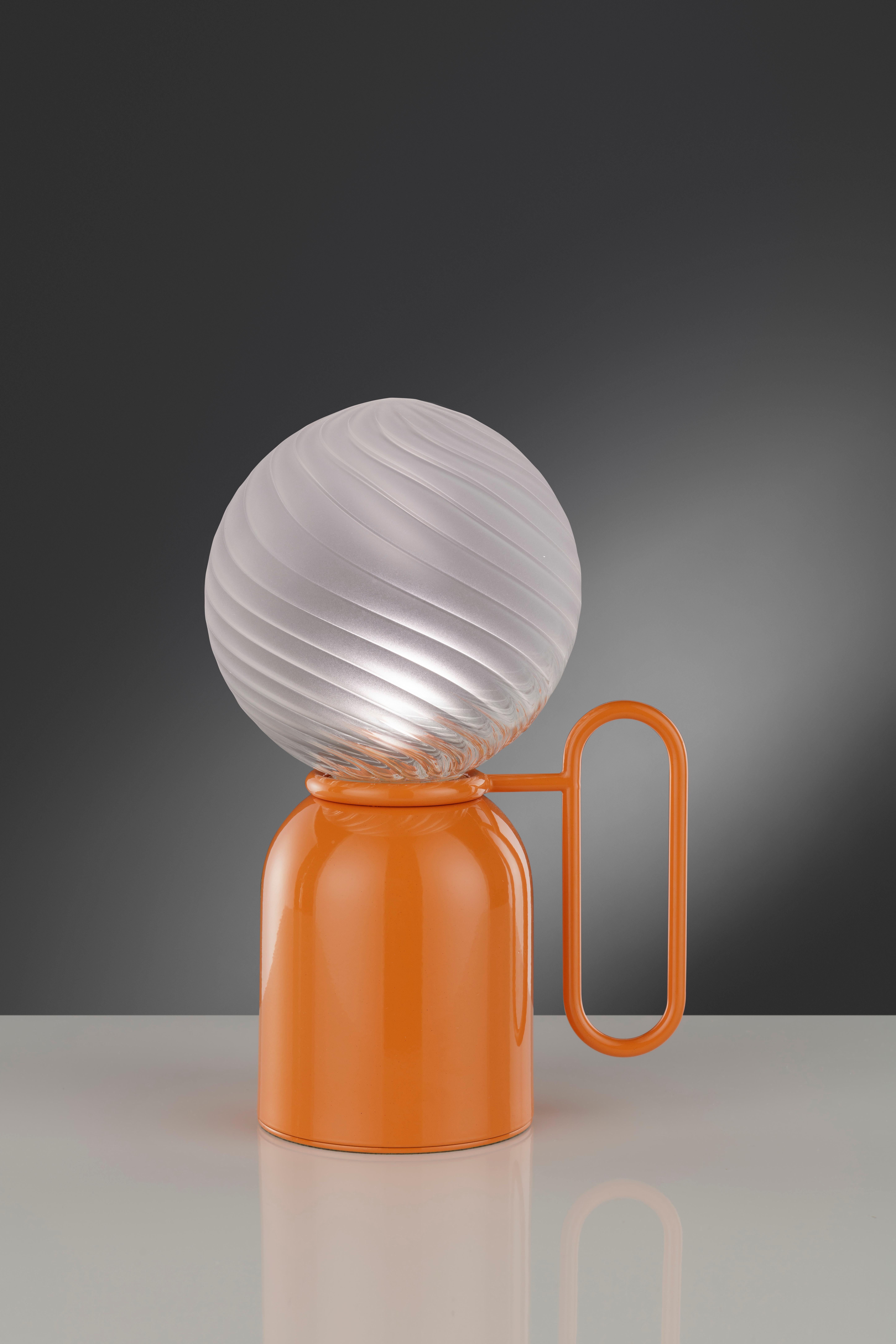 Lampe à poser Atlas d'Euroluce Lampadari
Dimensions : Ø 110 x H 150 cm : Ø 110 x H 150 cm.
Matériaux : Métal, aluminium, laiton et verre borosilicaté.

Disponible en différentes couleurs. Les prix peuvent varier. Une version à piles est également